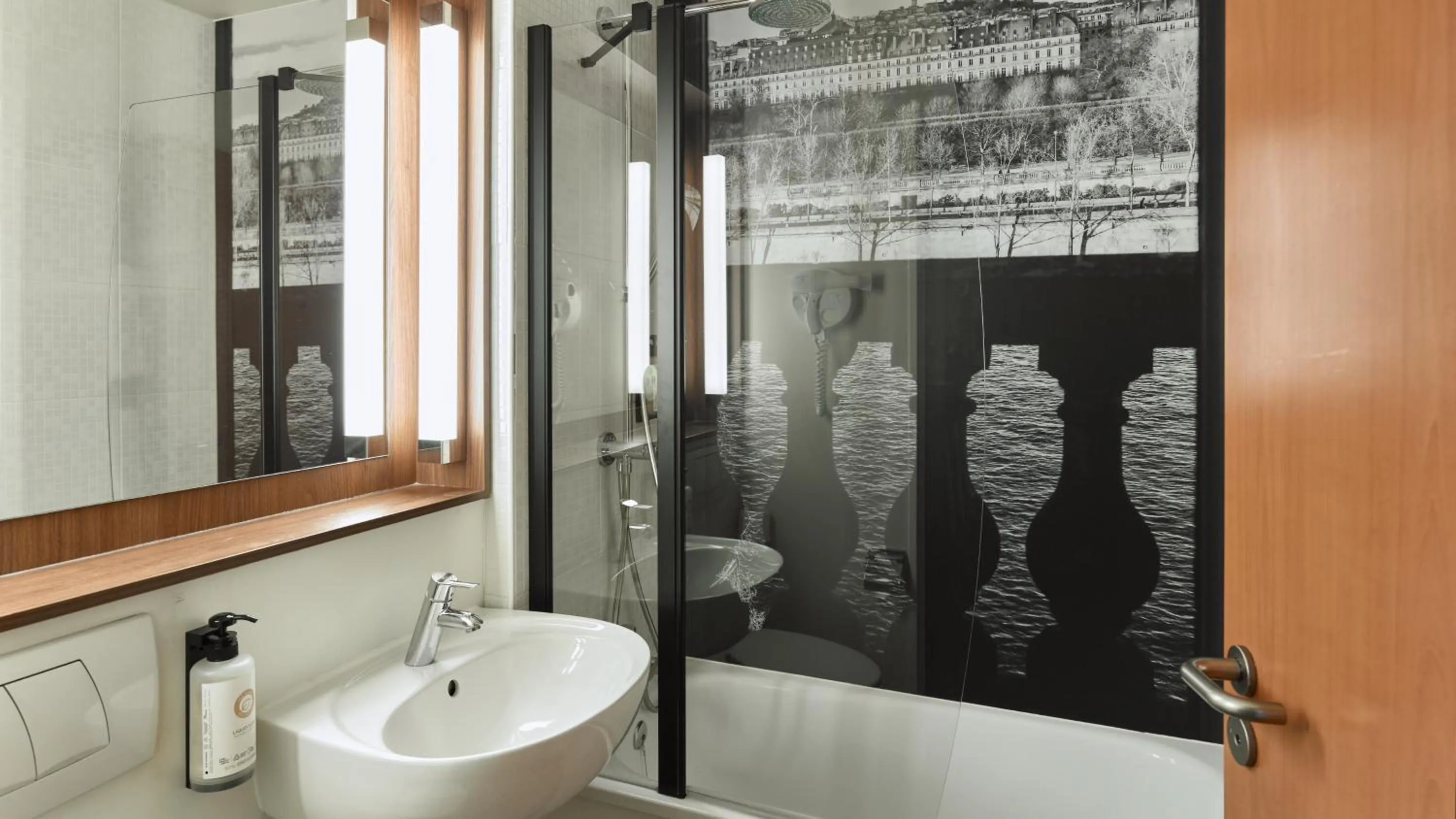 Bathroom in Campanile Marne la Vallée - Bussy Saint-Georges