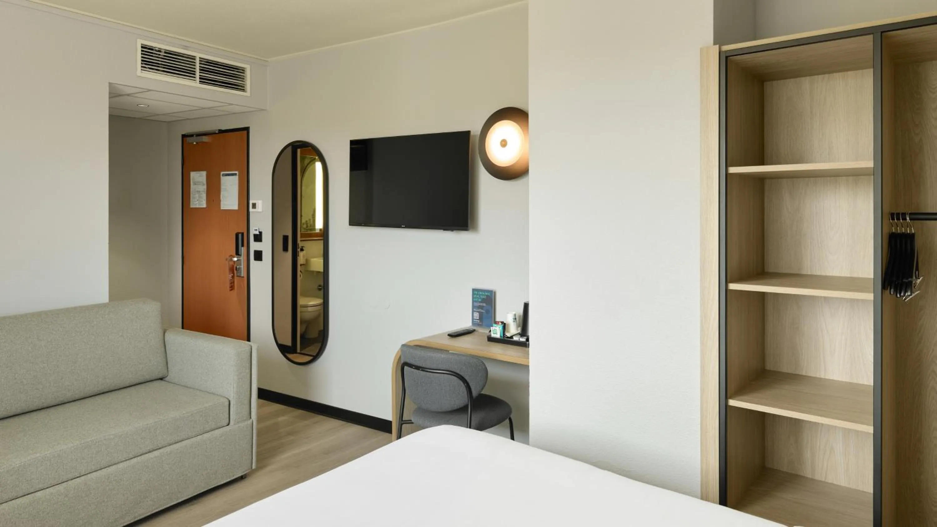 Bedroom, Bed in Campanile Marne la Vallée - Bussy Saint-Georges