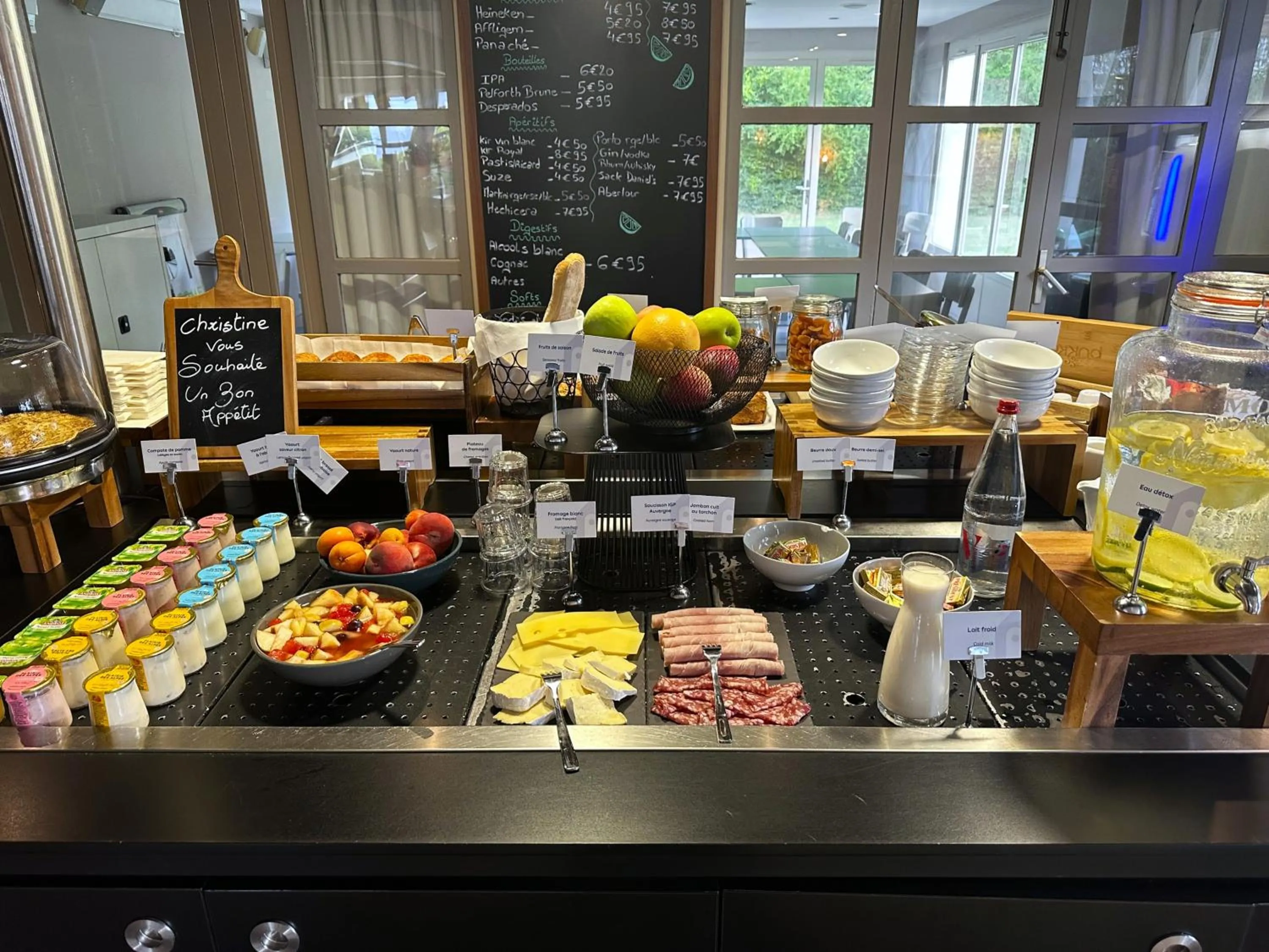 Breakfast in Campanile Hotel Chantilly