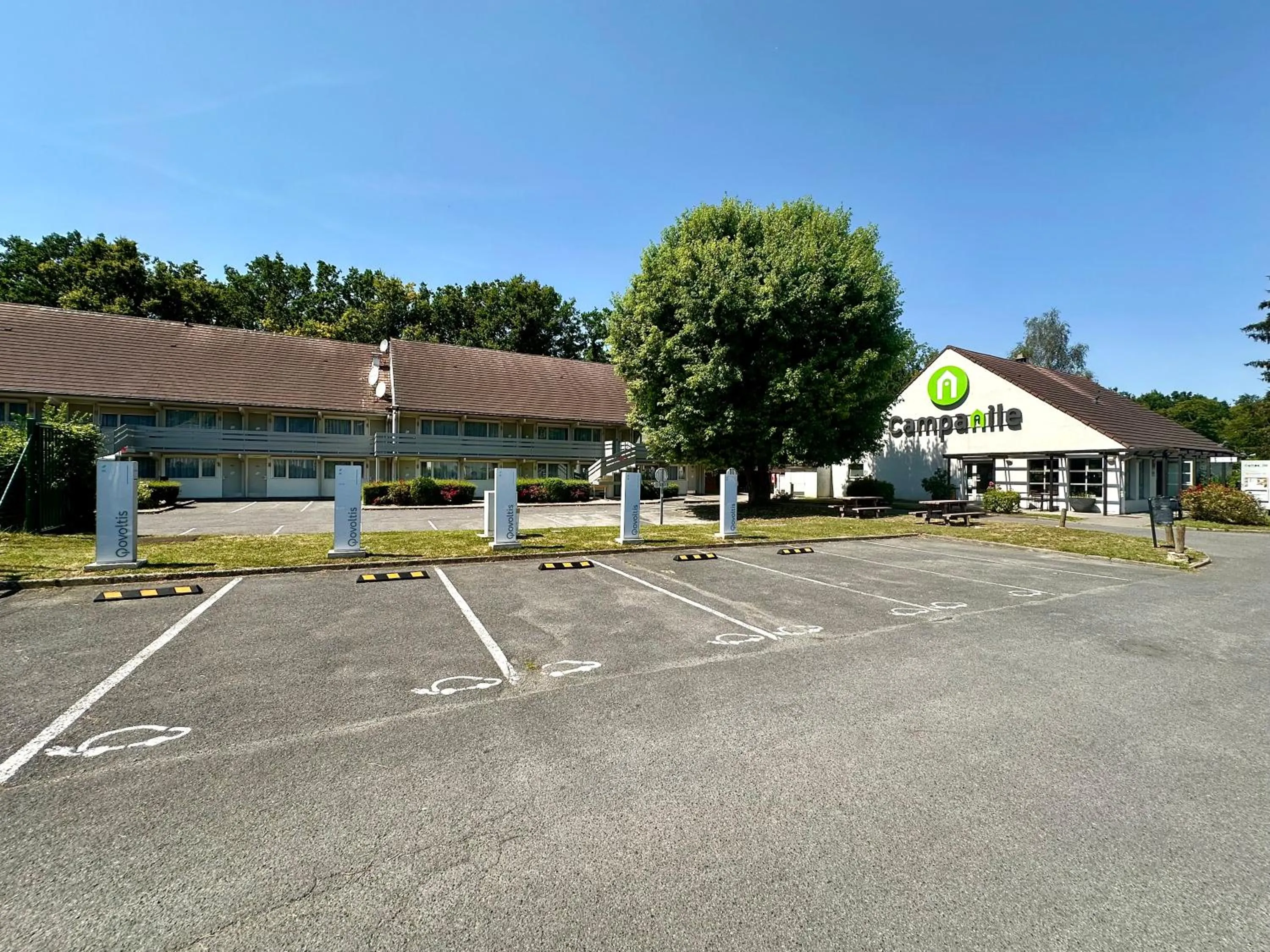 Parking in Campanile Hotel Chantilly