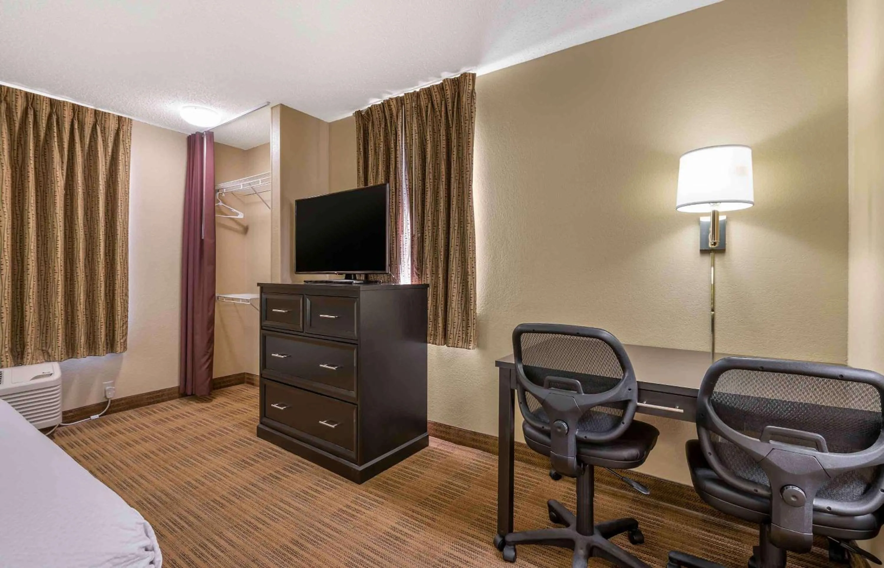 Bedroom, Bed in Extended Stay America Suites - Champaign - Urbana