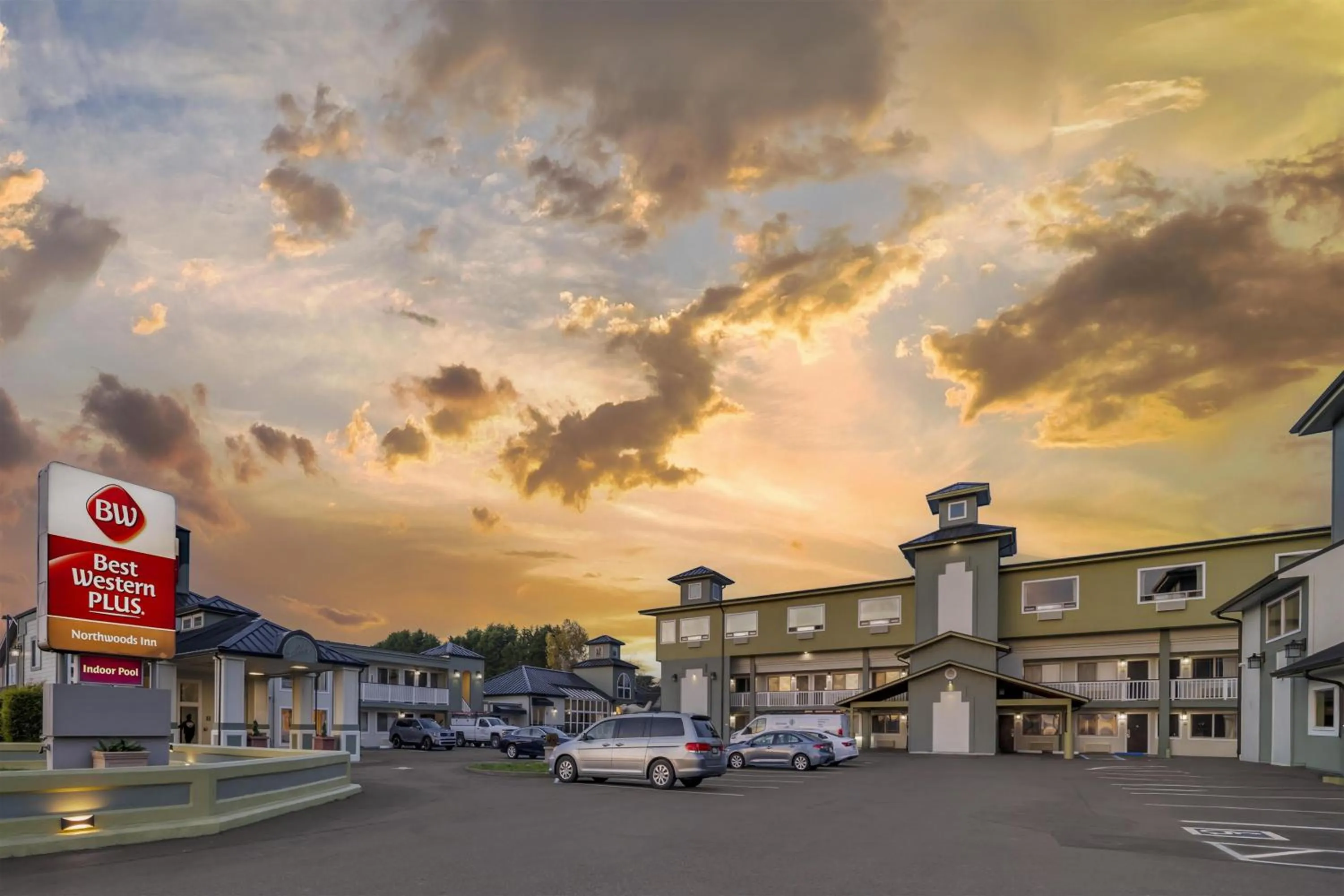 Property building in Best Western Plus Northwoods Inn