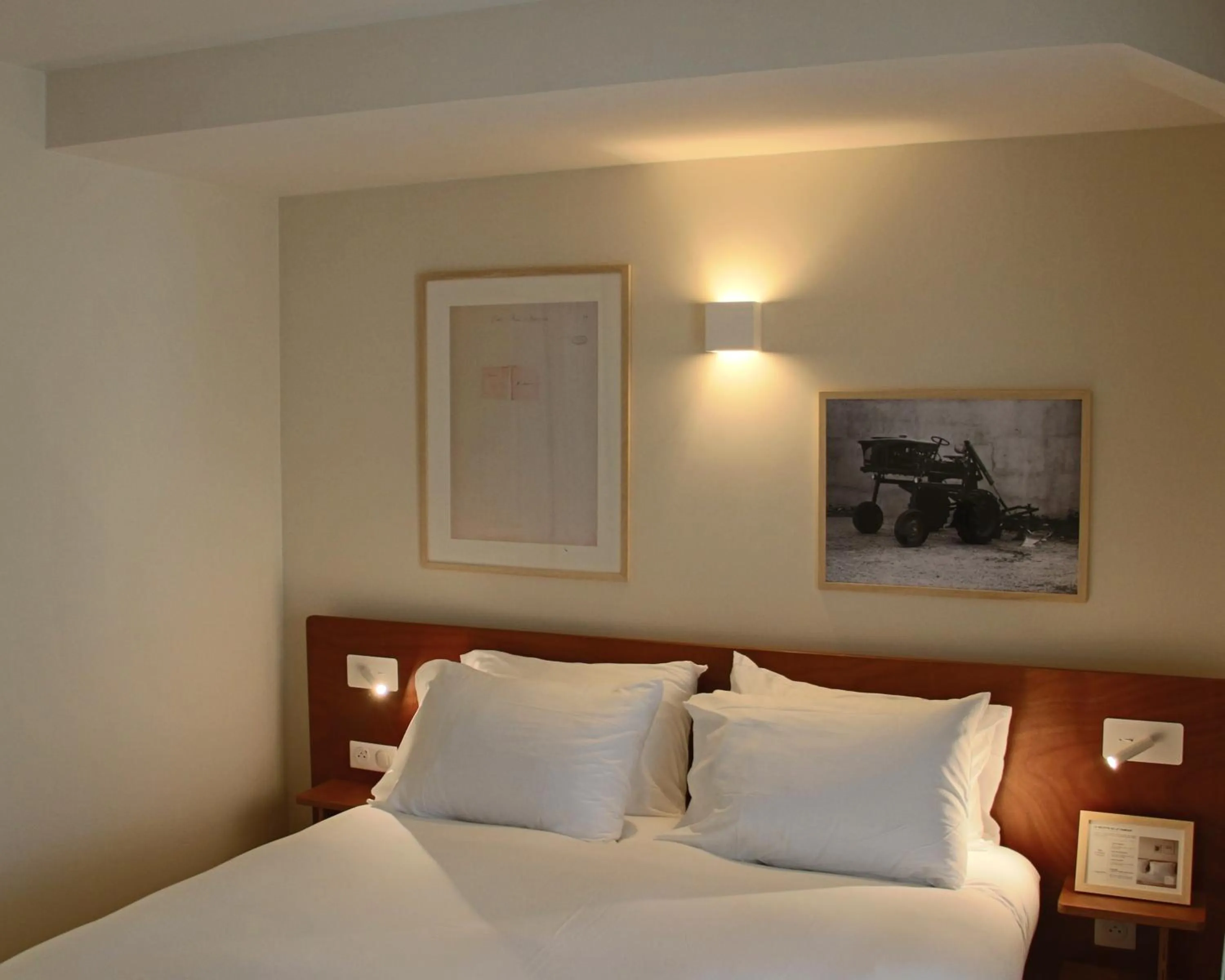 Bed in Hôtel de la Paix, Beaune