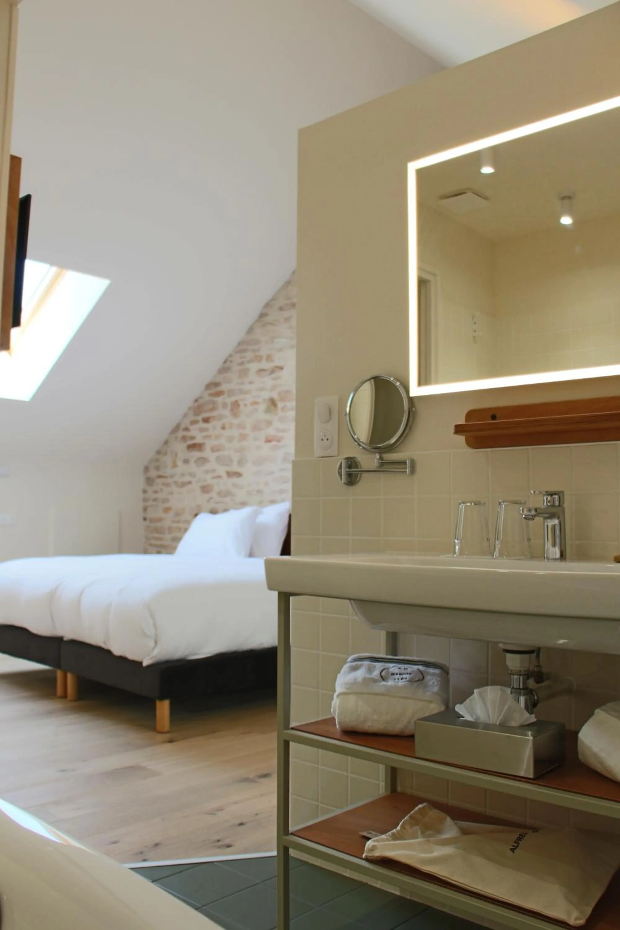 Bed in Hôtel de la Paix, Beaune