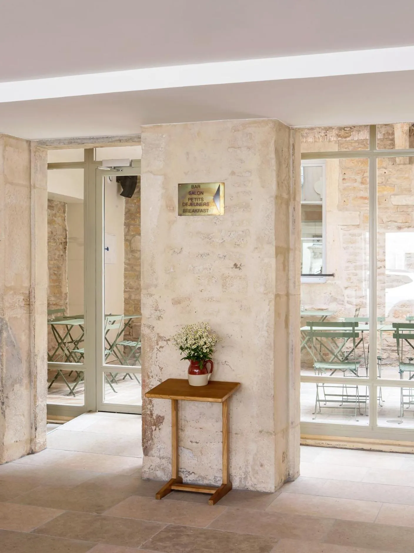 Seating area in ALFRED HOTELS Beaune La Madeleine