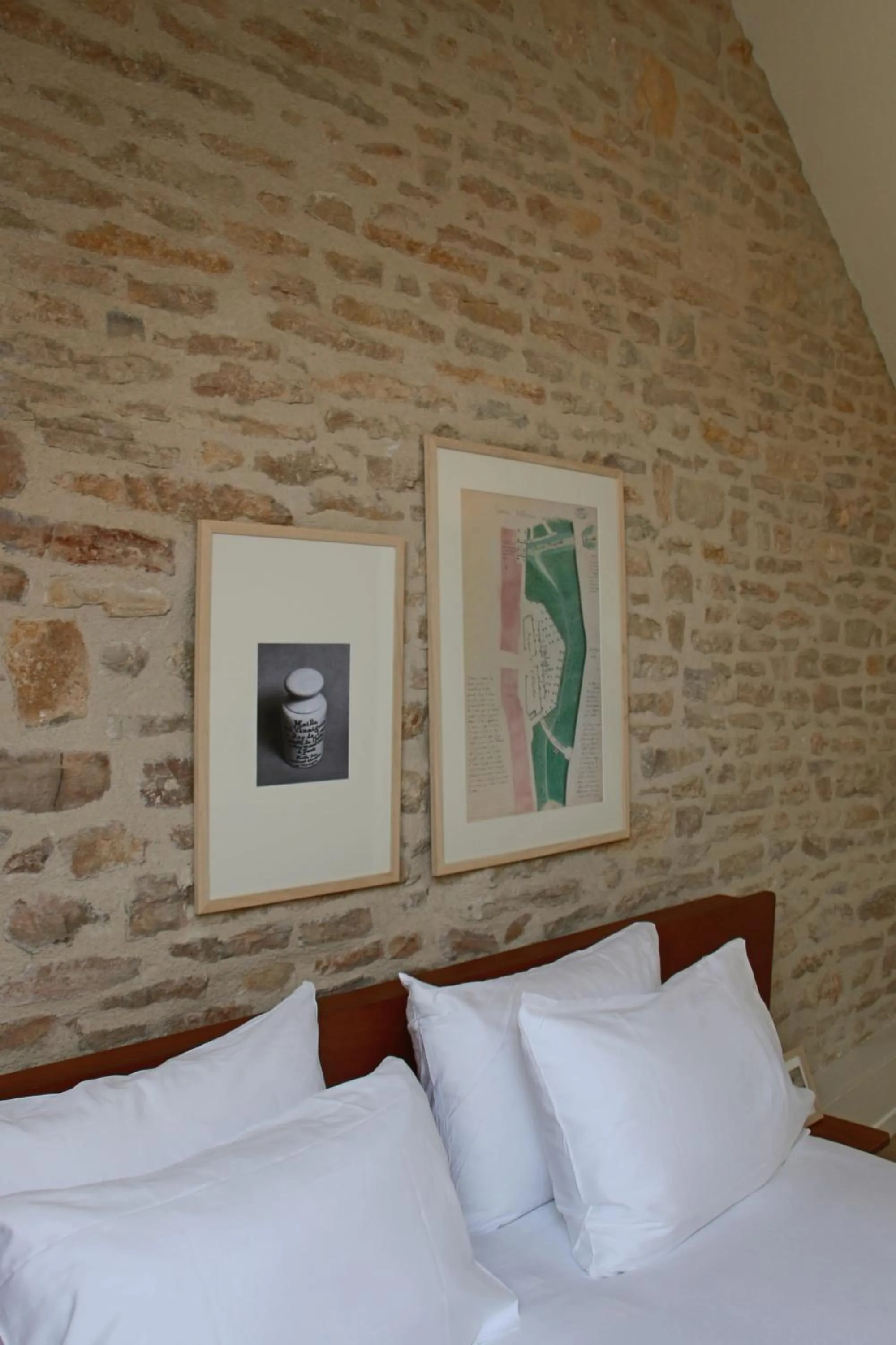 Photo of the whole room, Bed in Hôtel de la Paix, Beaune