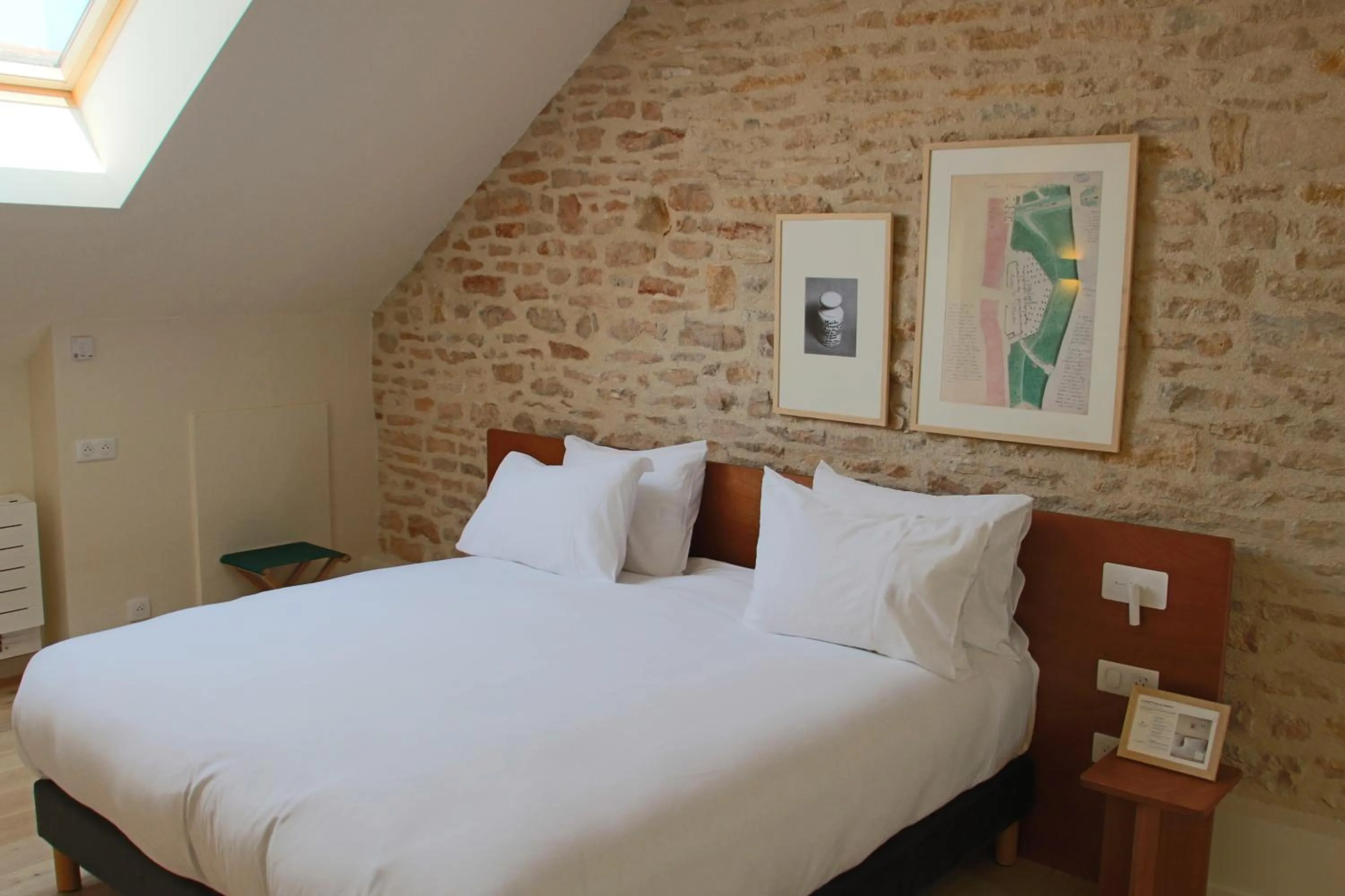 Bed in Hôtel de la Paix, Beaune