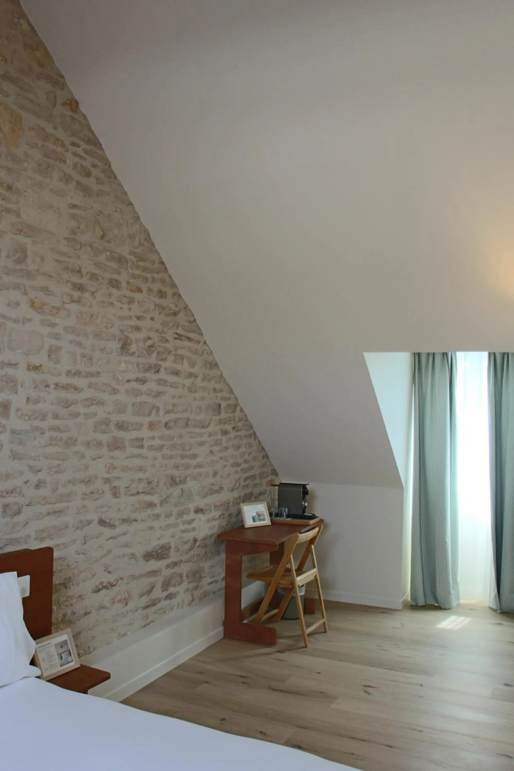 Bedroom, Bed in Hôtel de la Paix, Beaune