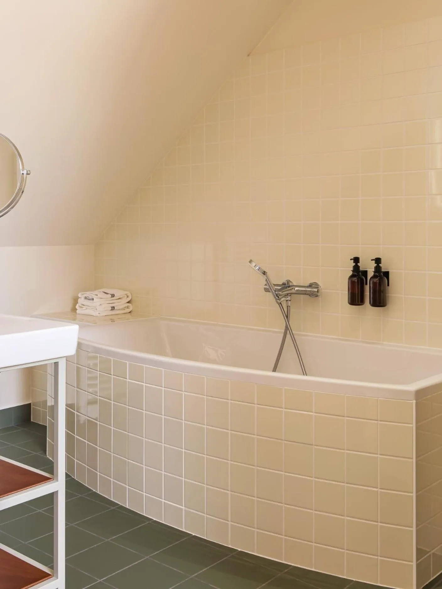 Bathroom in ALFRED HOTELS Beaune La Madeleine