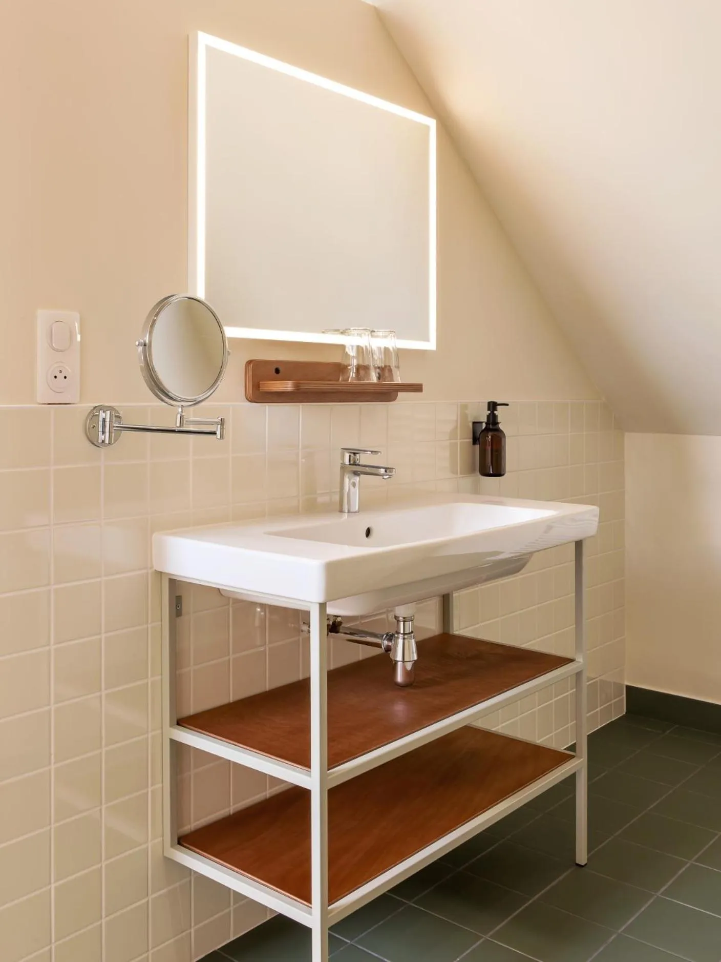 Bathroom in ALFRED HOTELS Beaune La Madeleine