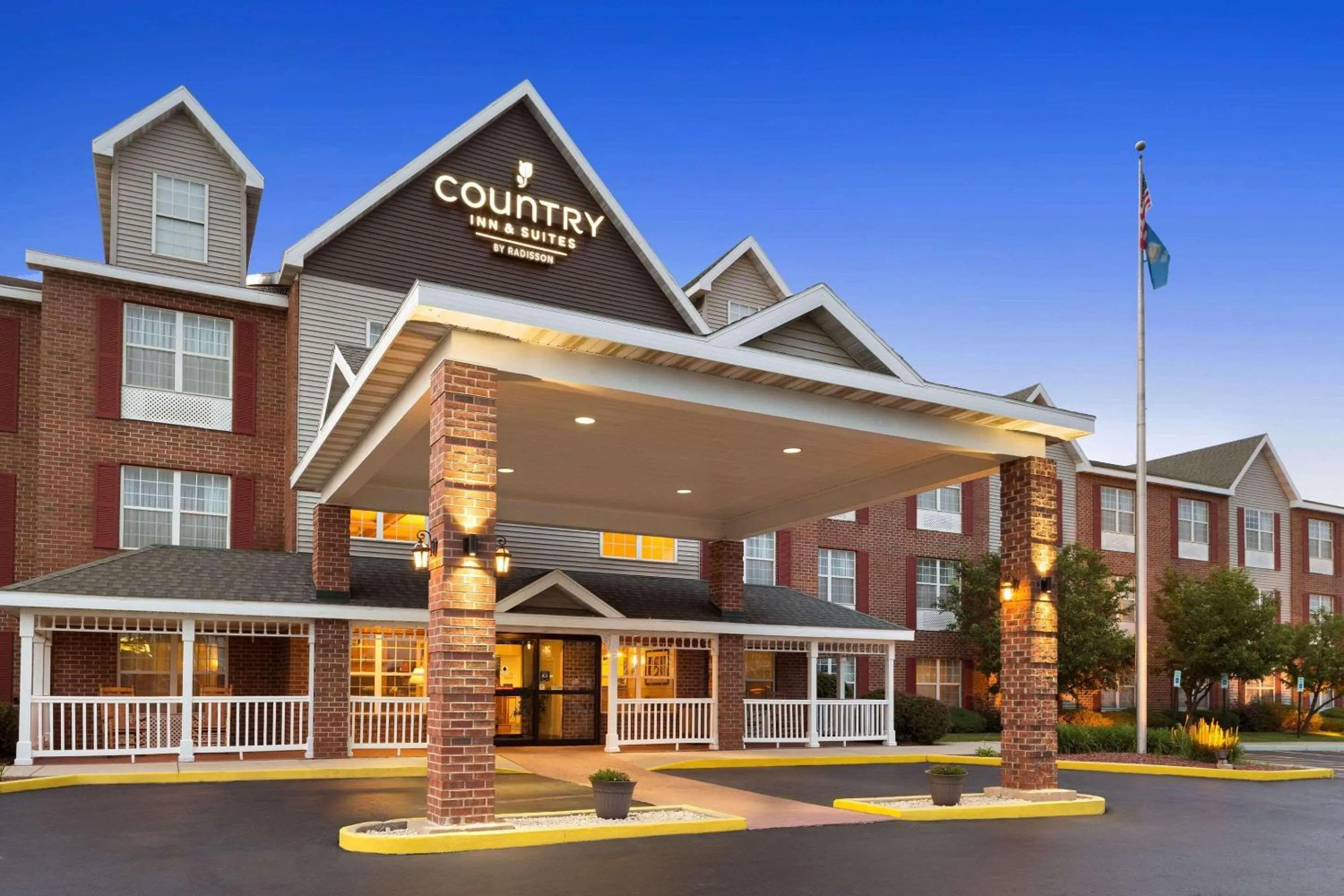 Property building in Country Inn & Suites by Radisson Kenosha - Pleasant Prairie