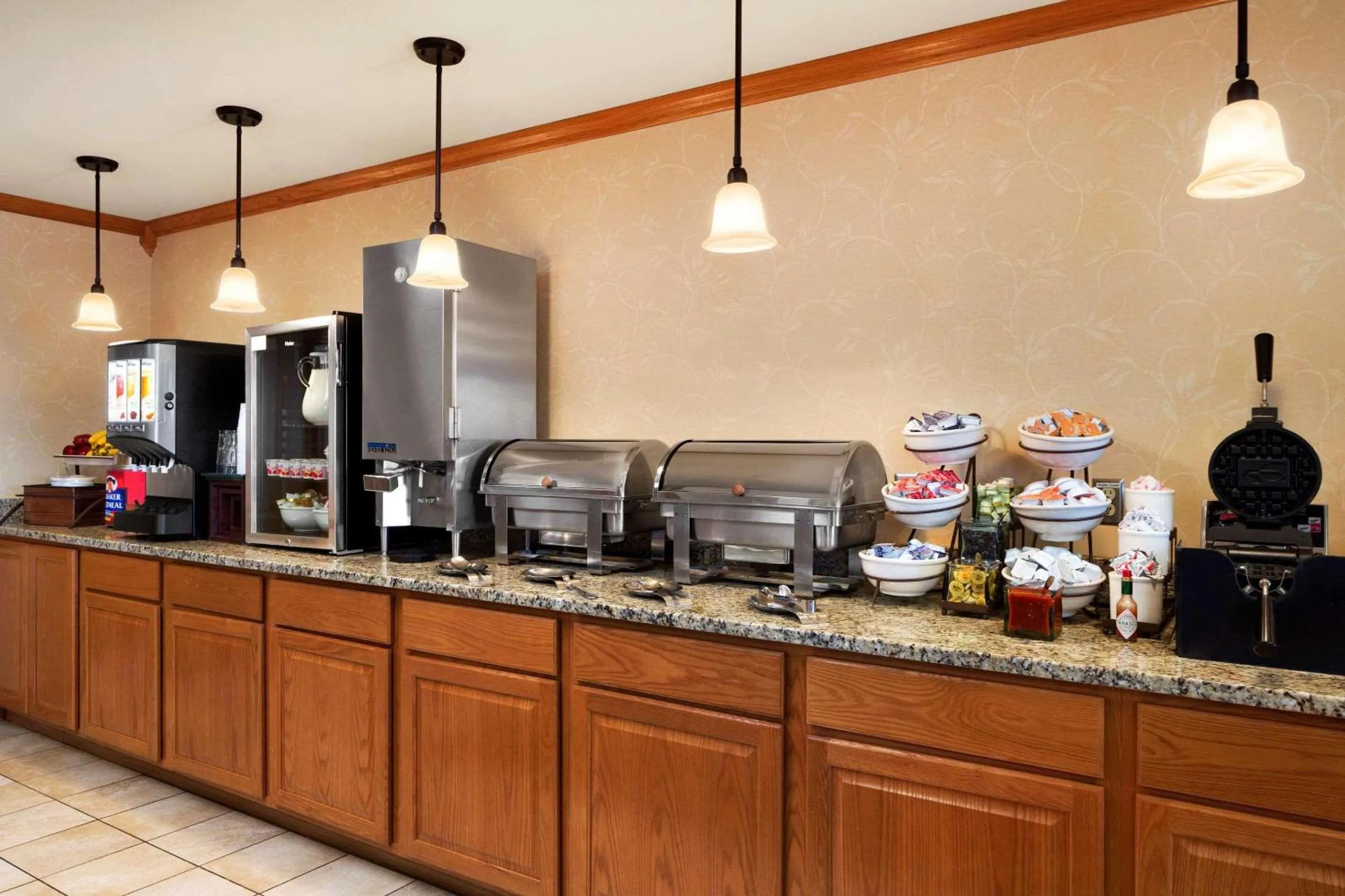 Breakfast in Country Inn & Suites by Radisson Kenosha - Pleasant Prairie