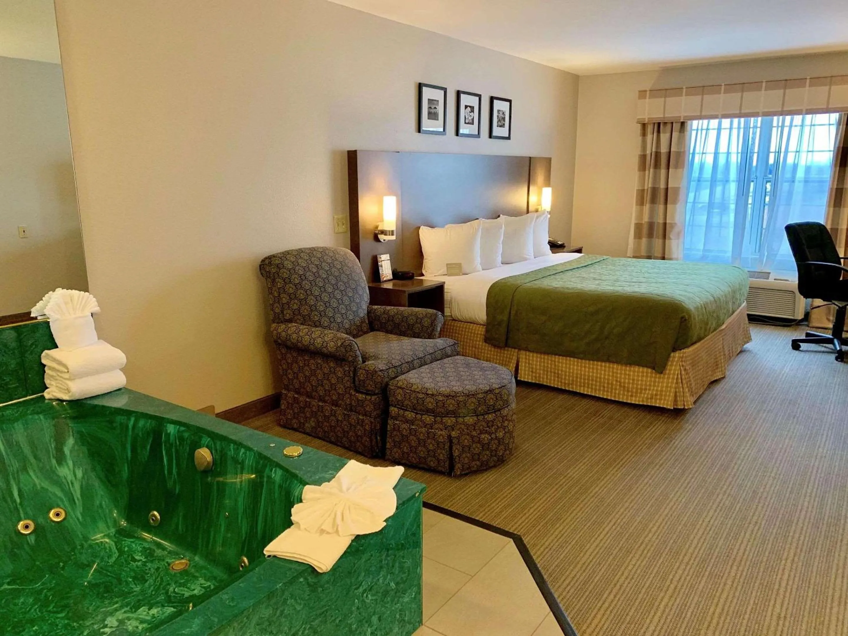 Bedroom, Bed in Country Inn & Suites by Radisson Kenosha - Pleasant Prairie