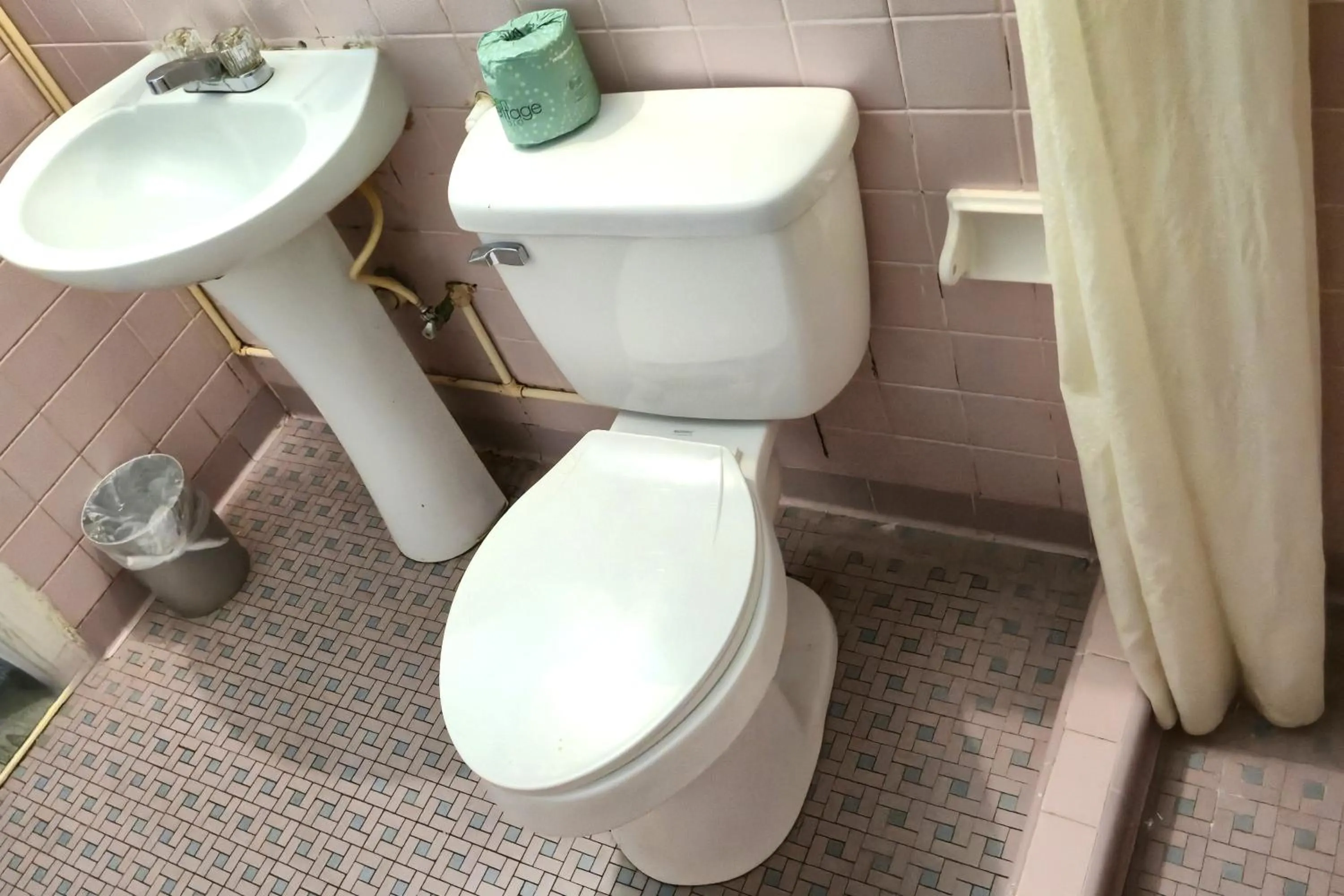 Bathroom in Holiday Motel by Belvilla Cleveland, TN