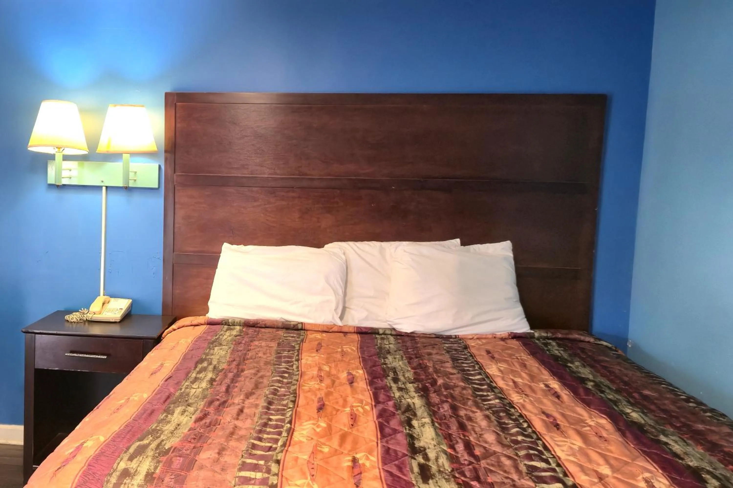 Bedroom, Bed in Holiday Motel by Belvilla Cleveland, TN