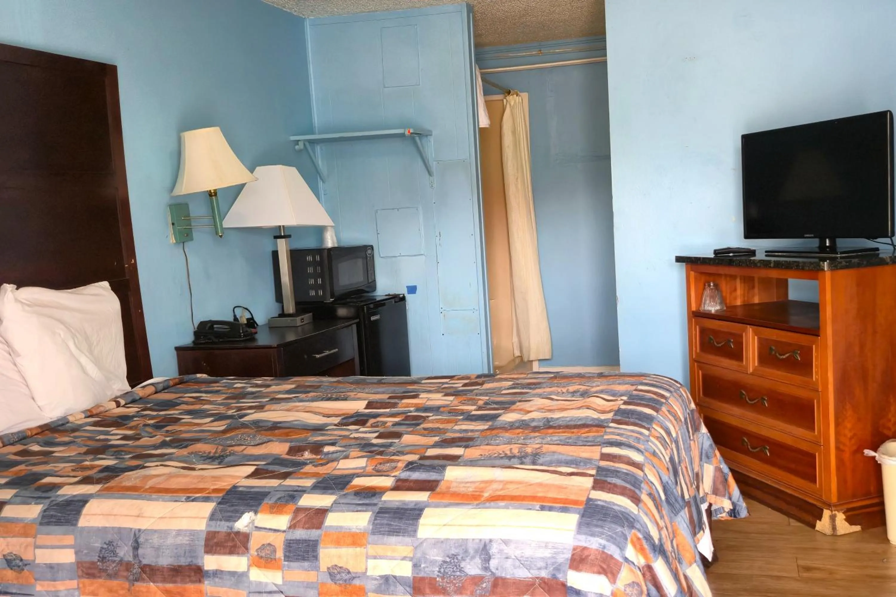 Bedroom, Bed in Holiday Motel by Belvilla Cleveland, TN