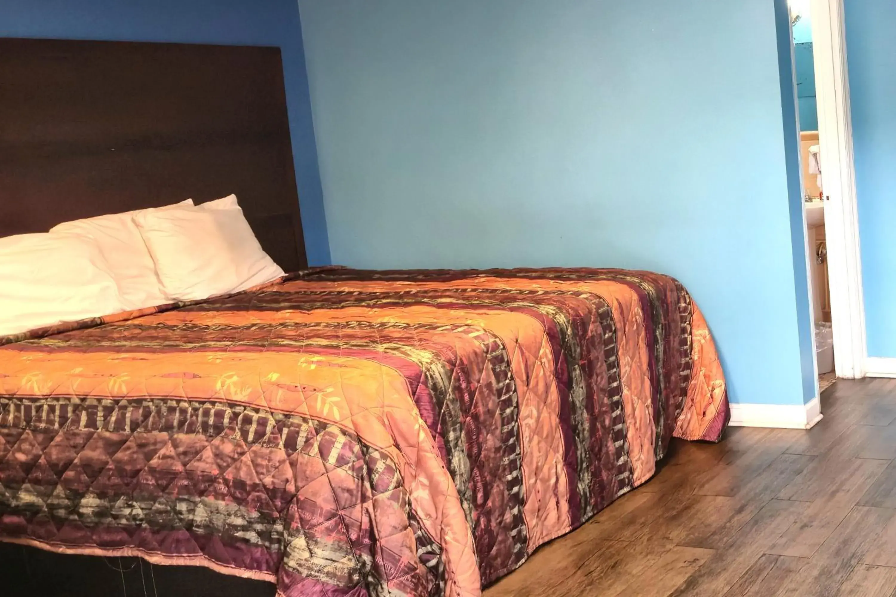 Full Bed Smoking in Holiday Motel by Belvilla Cleveland, TN Full Bed Smoking in Holiday Motel by Belvilla Cleveland, TN