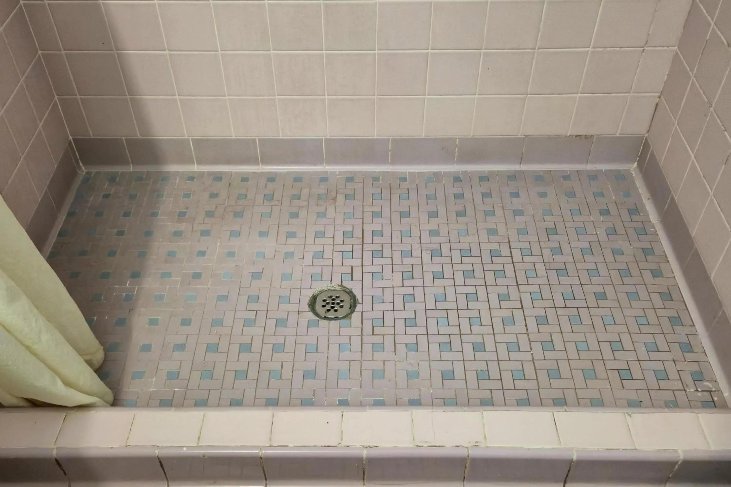 Bathroom in Holiday Motel by Belvilla Cleveland, TN