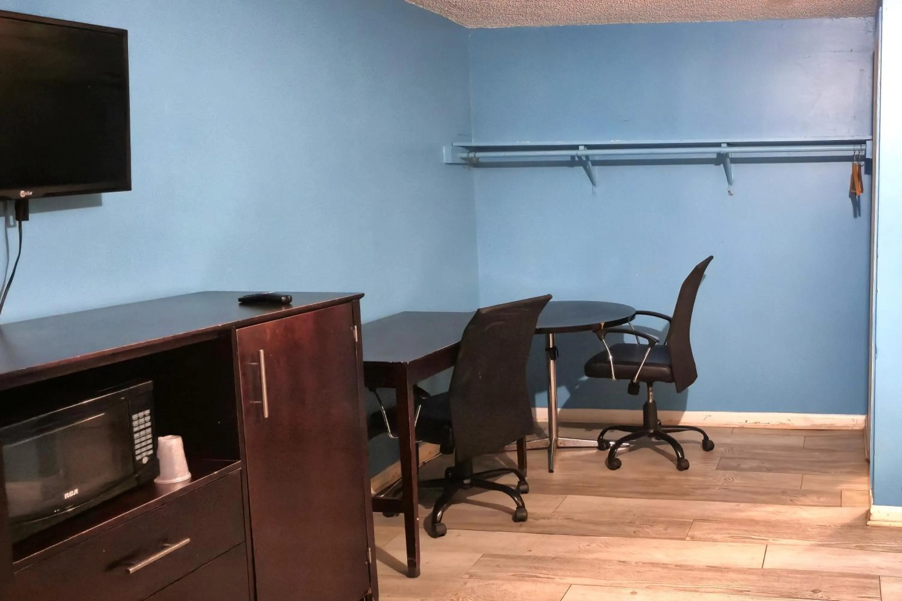 TV and multimedia in Holiday Motel by Belvilla Cleveland, TN