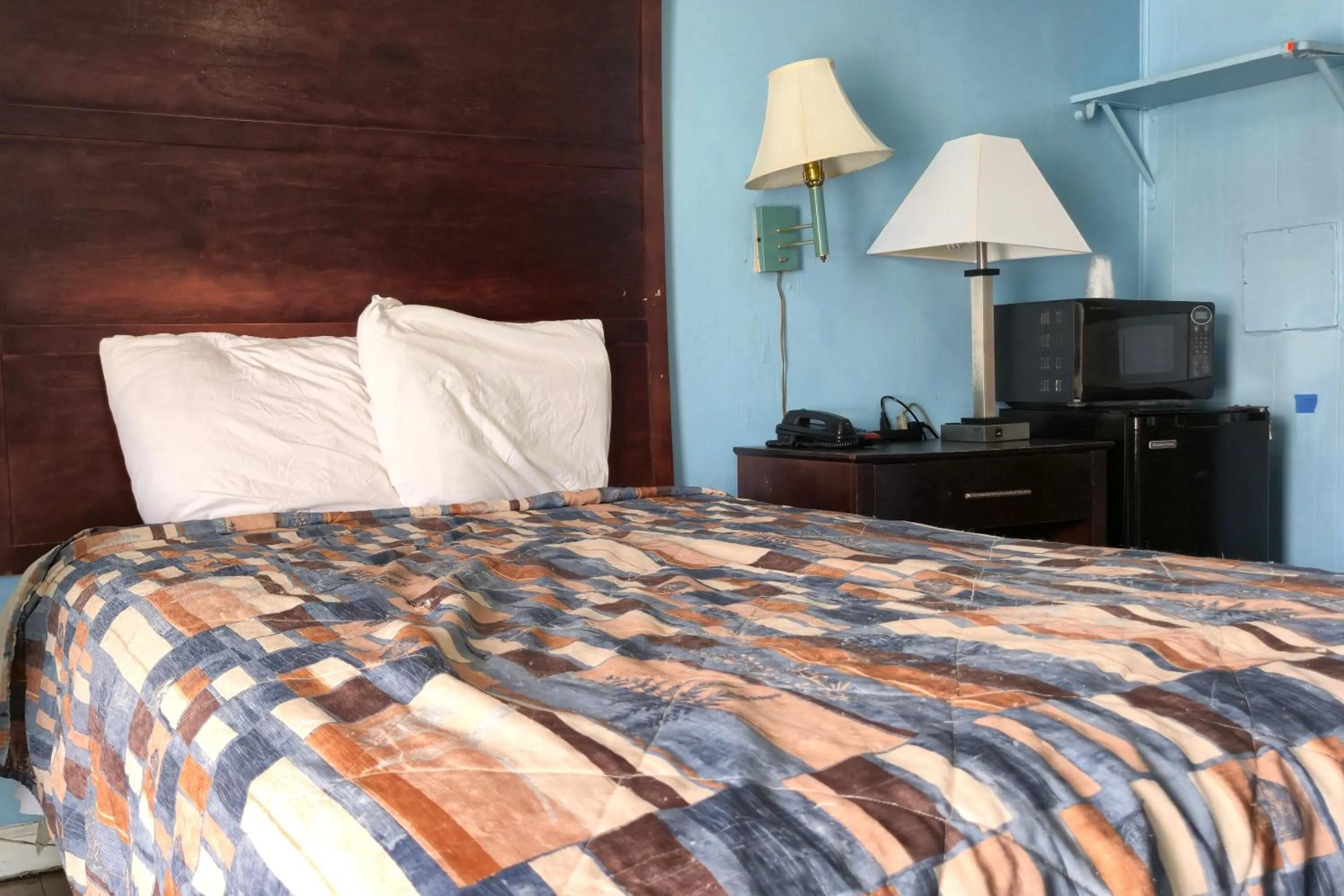 Bedroom, Bed in Holiday Motel by Belvilla Cleveland, TN