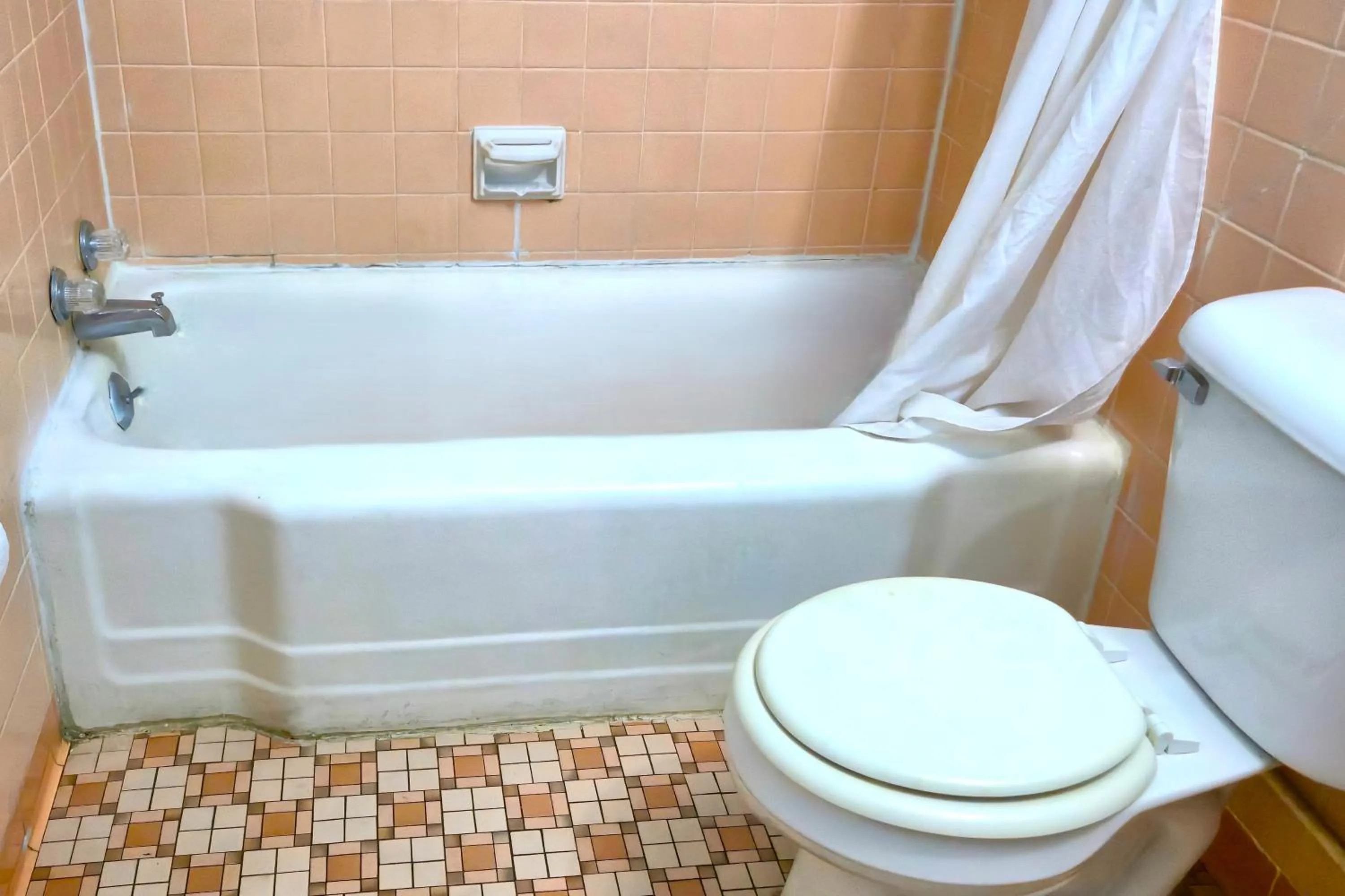 Bathroom in Holiday Motel by Belvilla Cleveland, TN