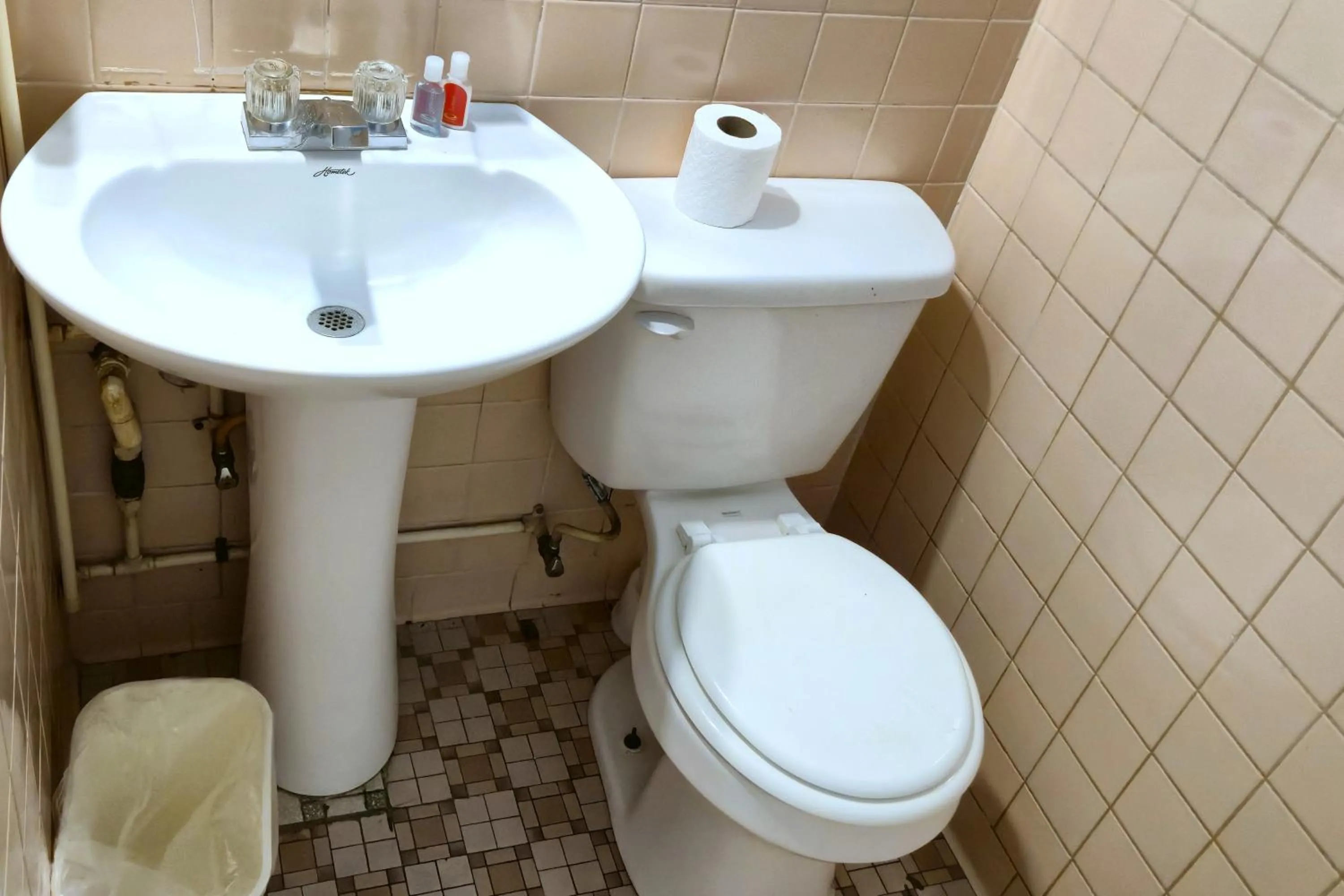 Bathroom in Holiday Motel by Belvilla Cleveland, TN