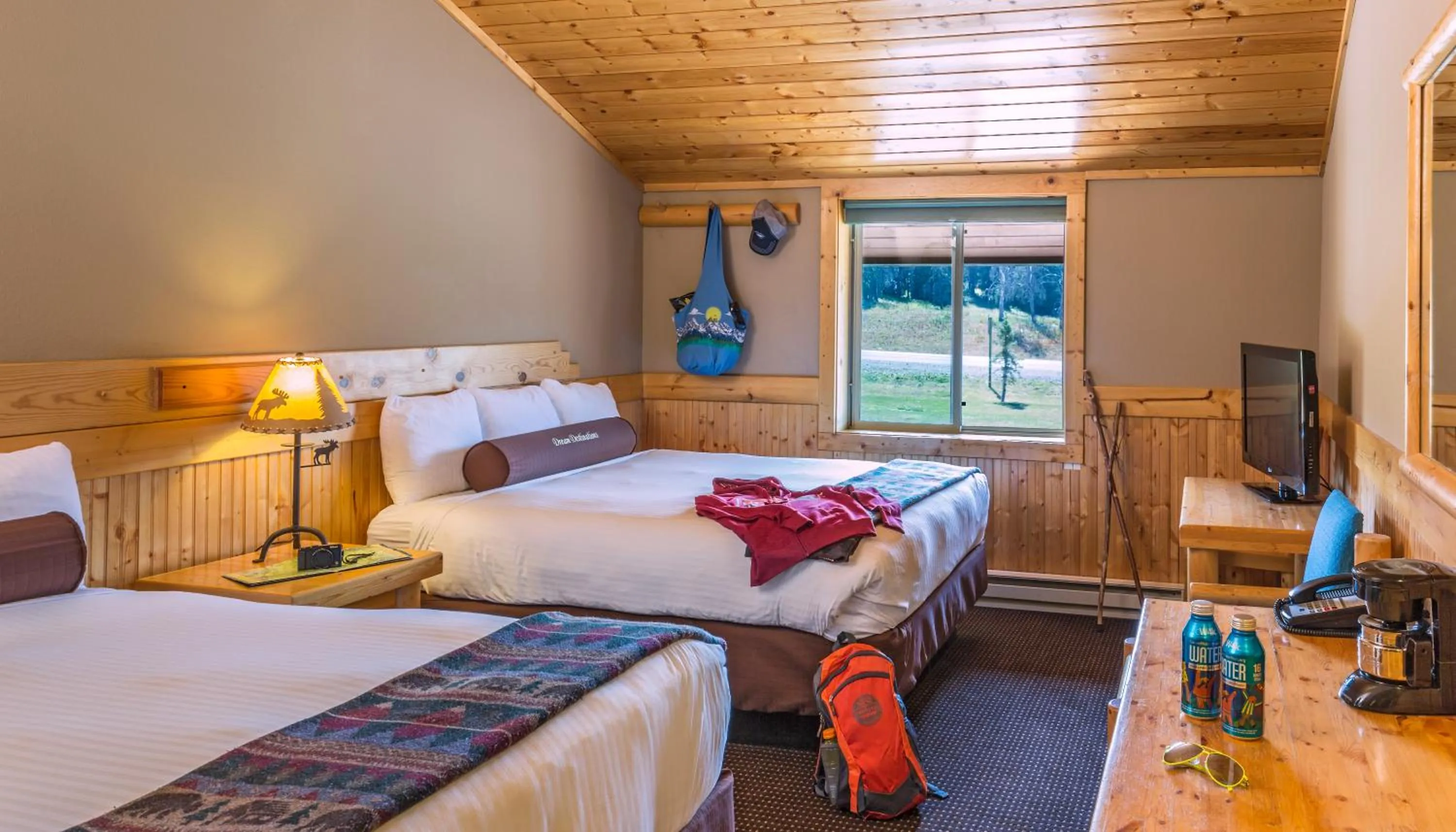Photo of the whole room, Bed in Togwotee Mountain Lodge