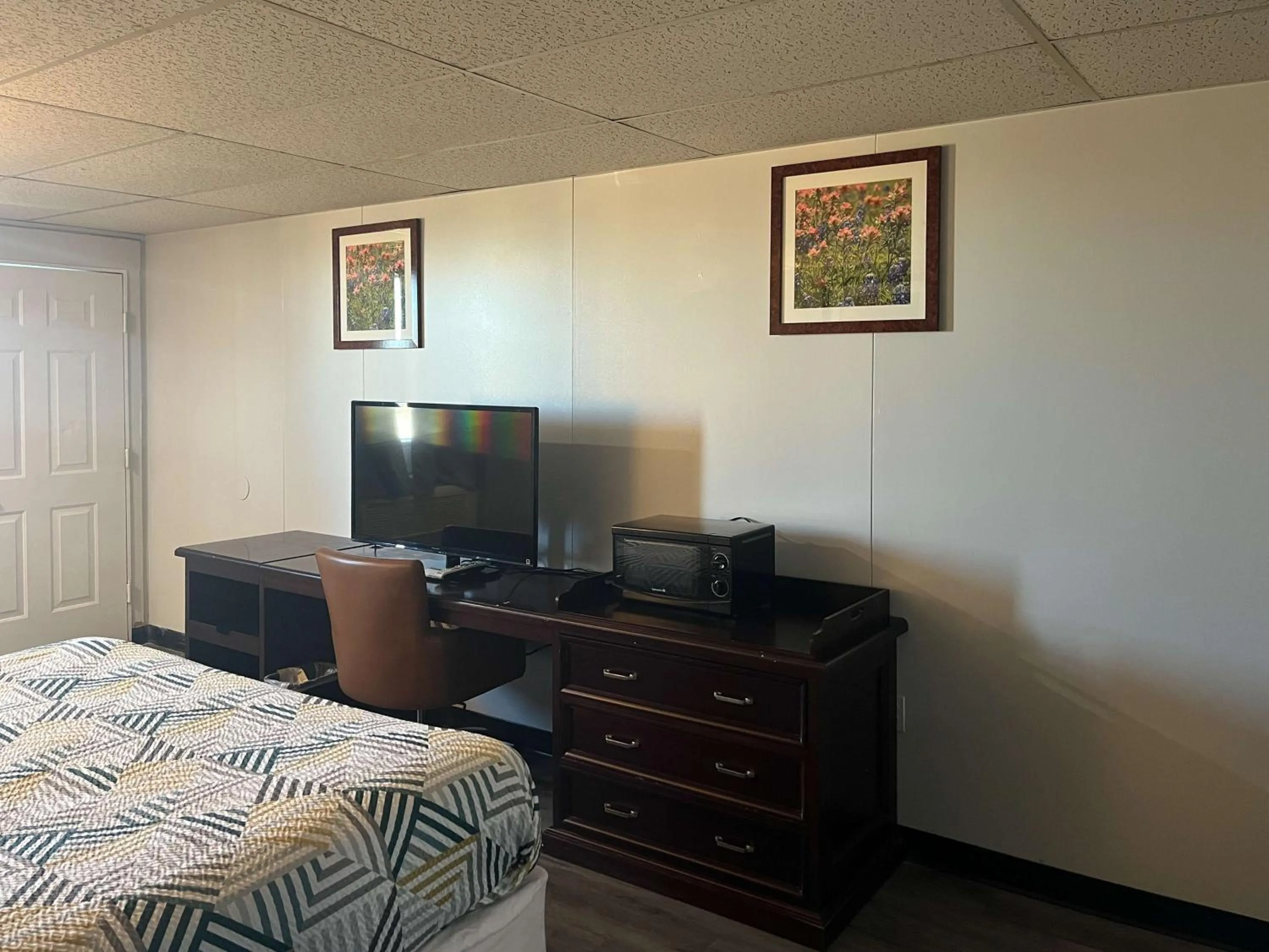 Photo of the whole room, Bed in Studio 6 Borger, TX Boom Town