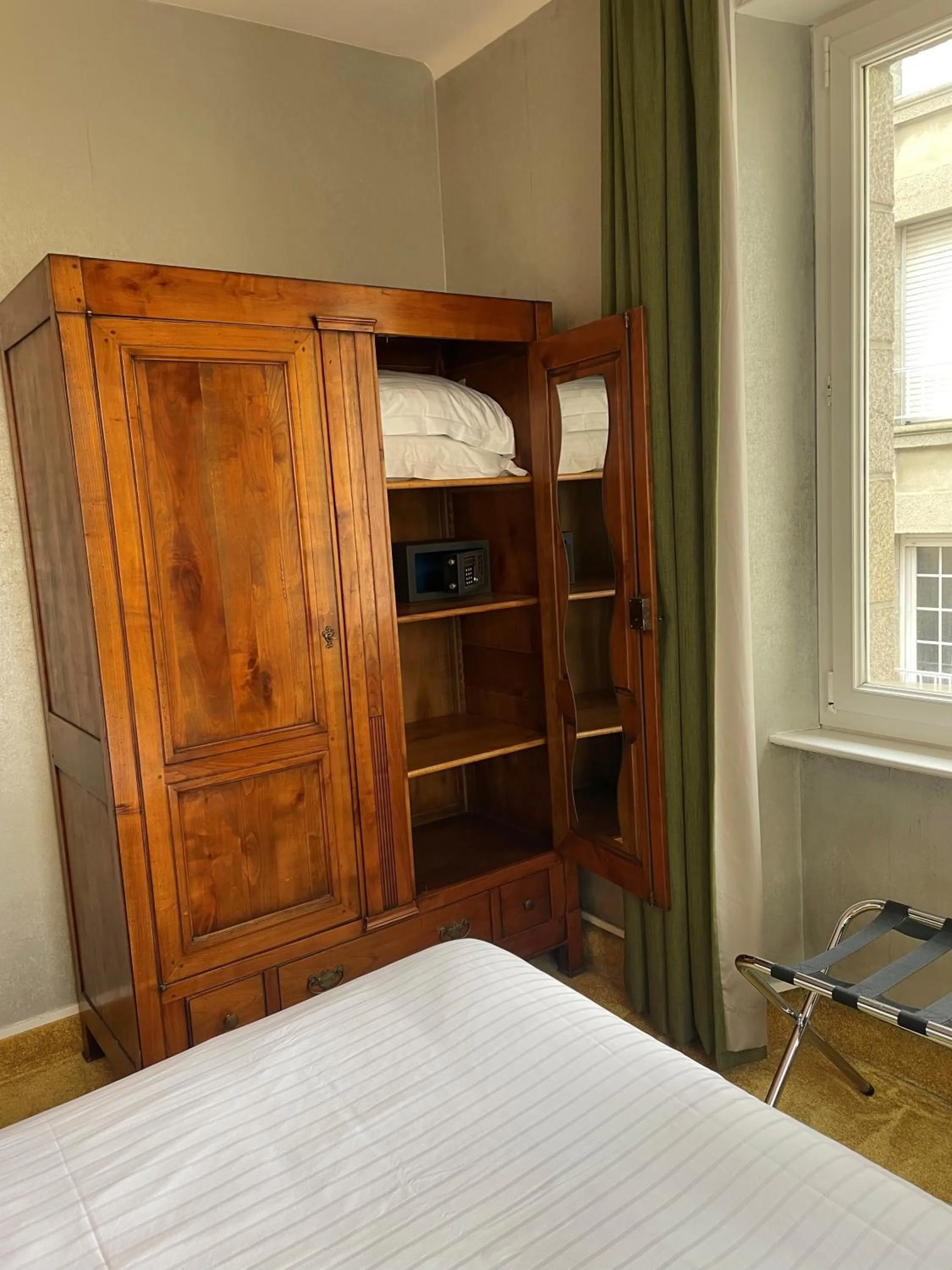 safe, Bed in Hotel Ajoncs d'Or