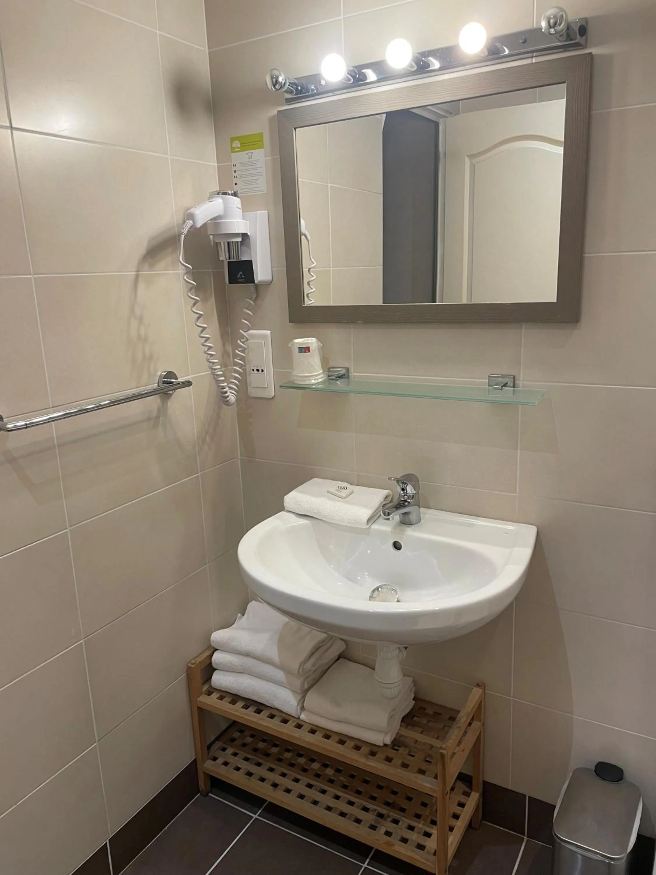 hair dryier in Hotel Ajoncs d'Or