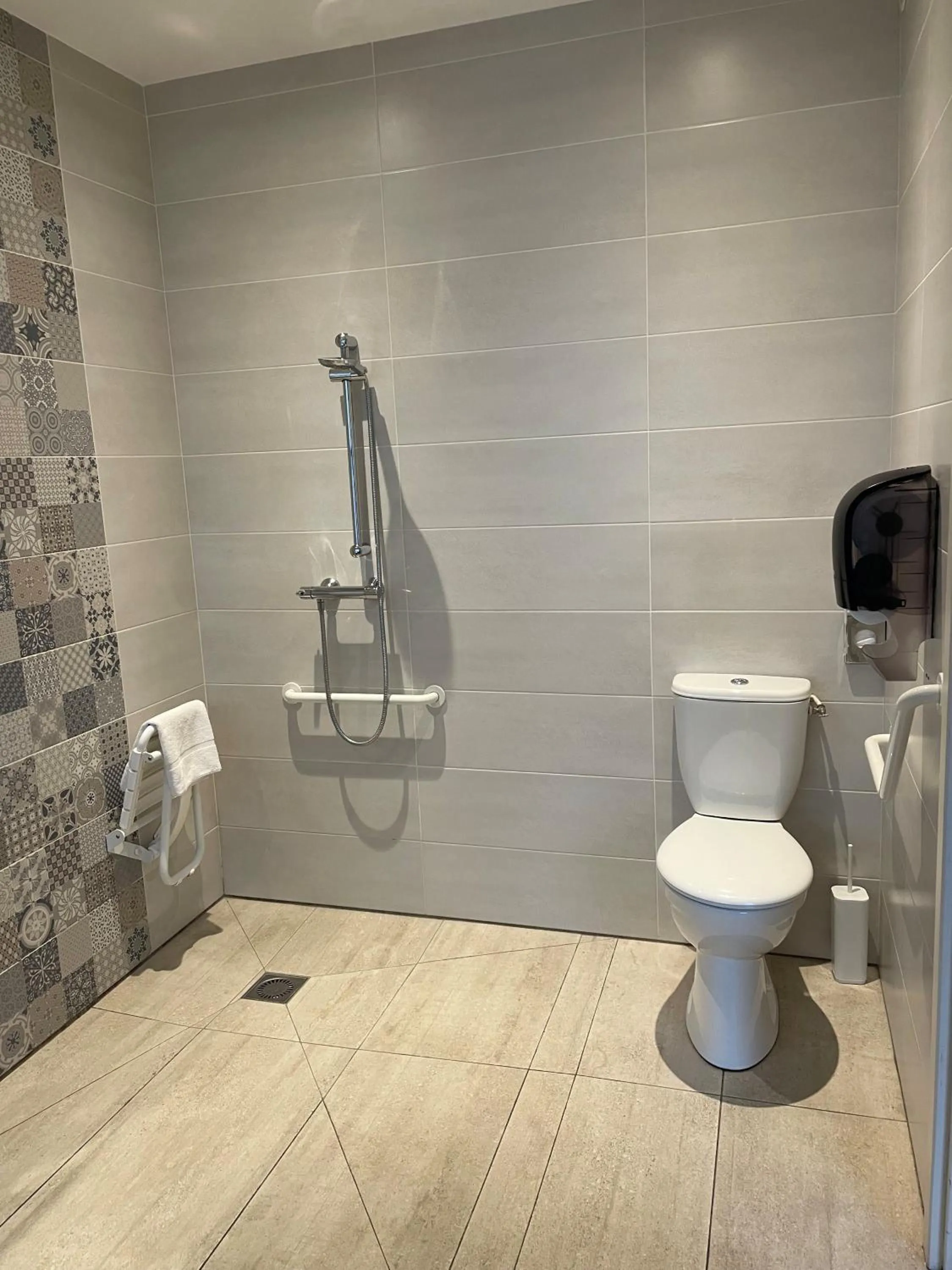 Shower in Hotel Ajoncs d'Or