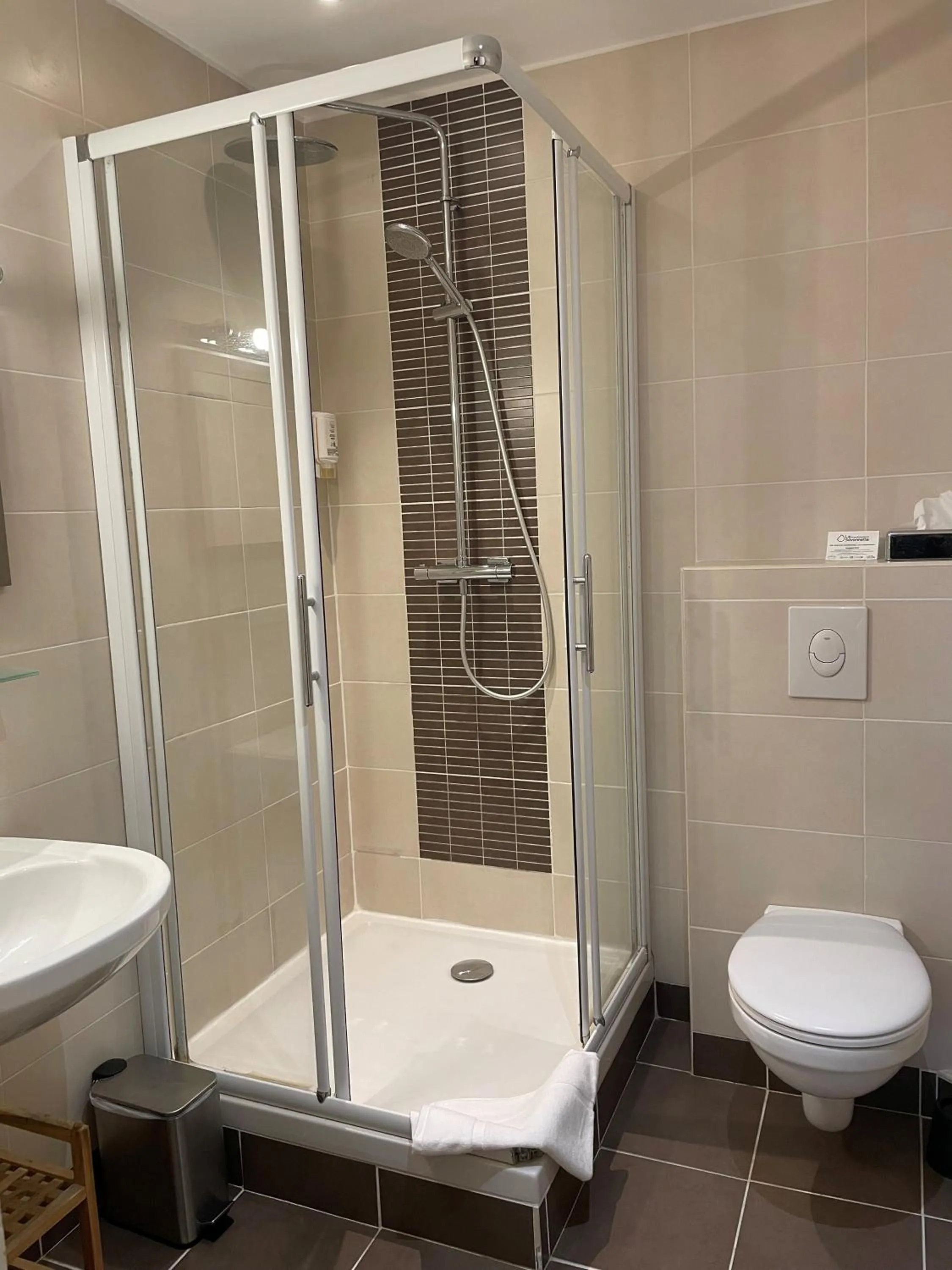 Shower in Hotel Ajoncs d'Or