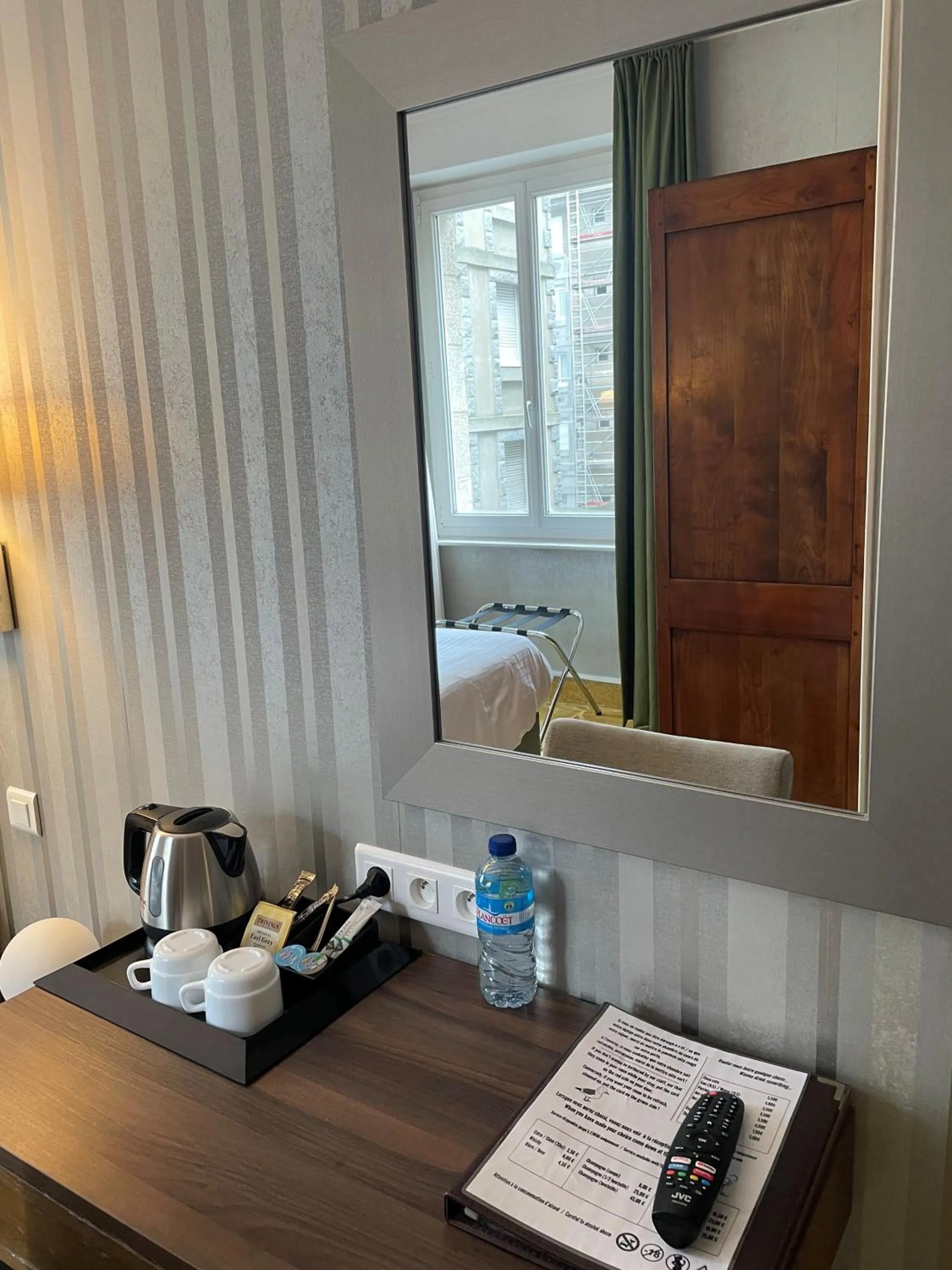 Coffee/tea facilities, Bed in Hotel Ajoncs d'Or