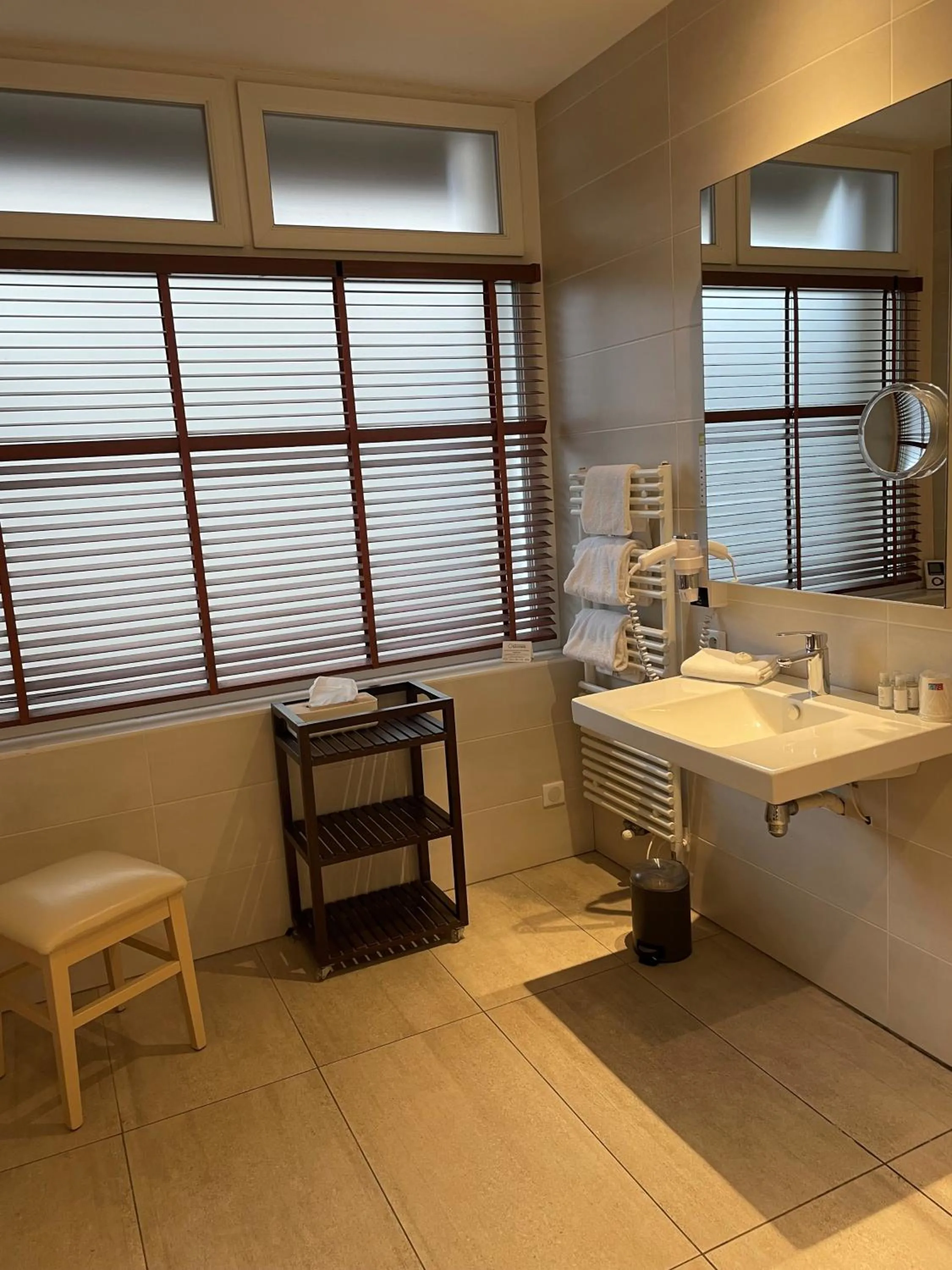 hair dryier in Hotel Ajoncs d'Or