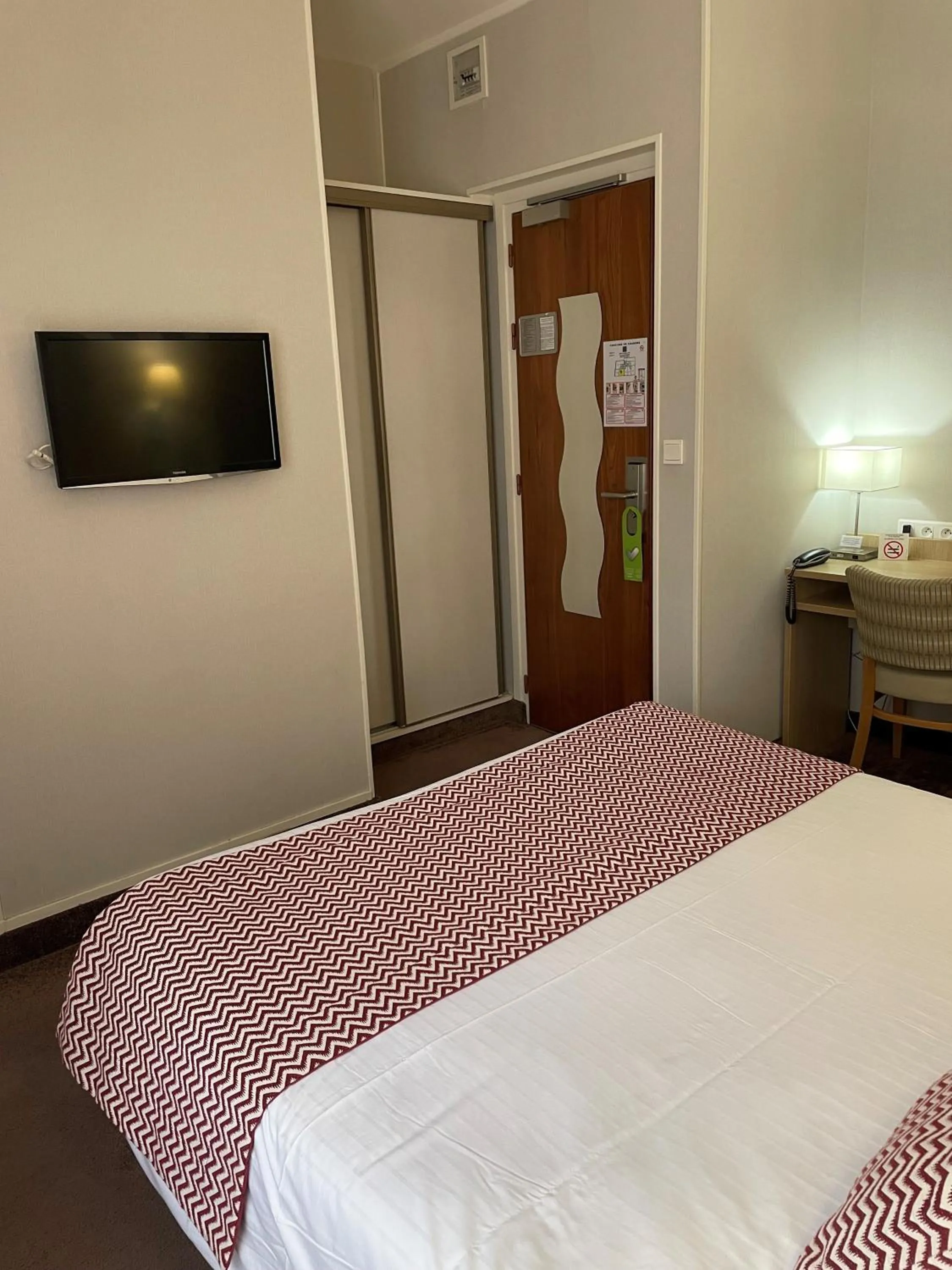 TV and multimedia, Bed in Hotel Ajoncs d'Or