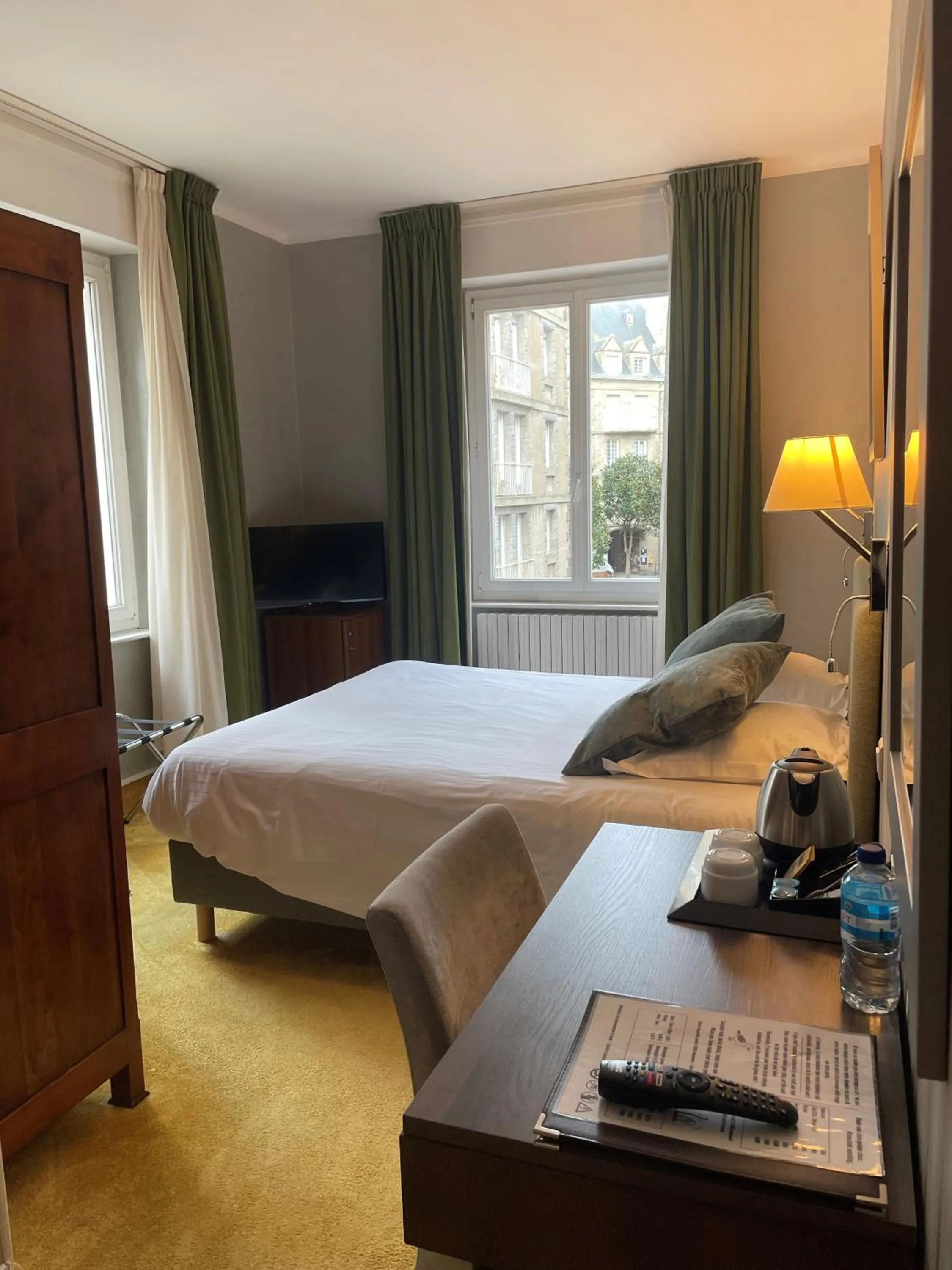 City view, Bed in Hotel Ajoncs d'Or