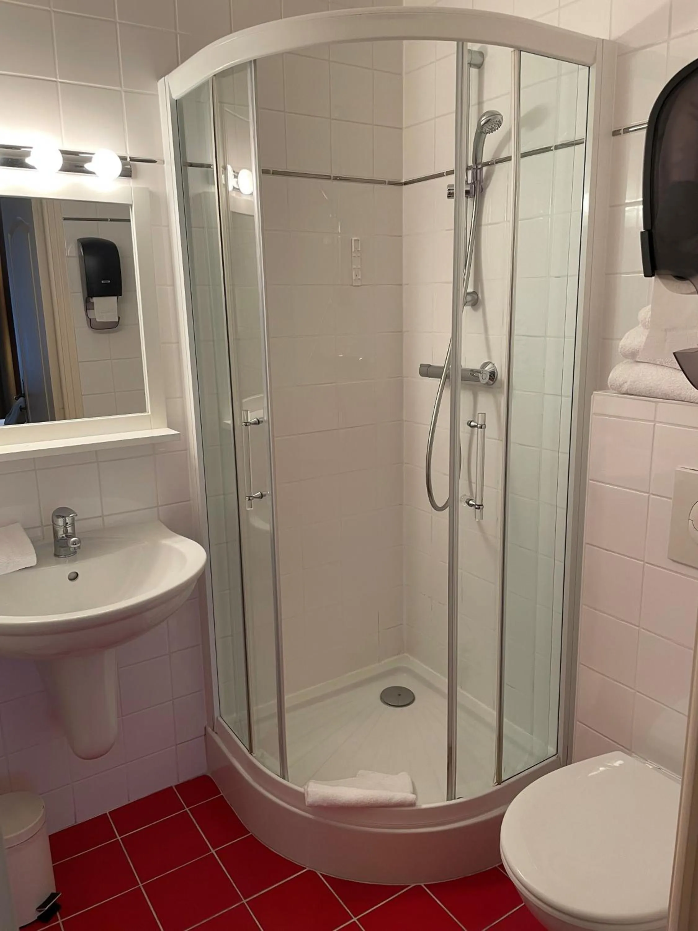 Shower in Hotel Ajoncs d'Or