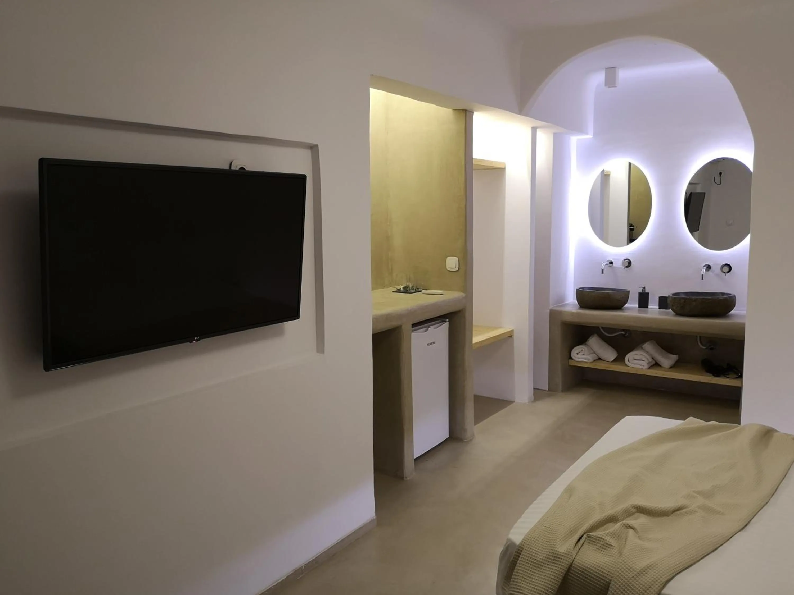 TV and multimedia in M-Vibes Mykonos Suites