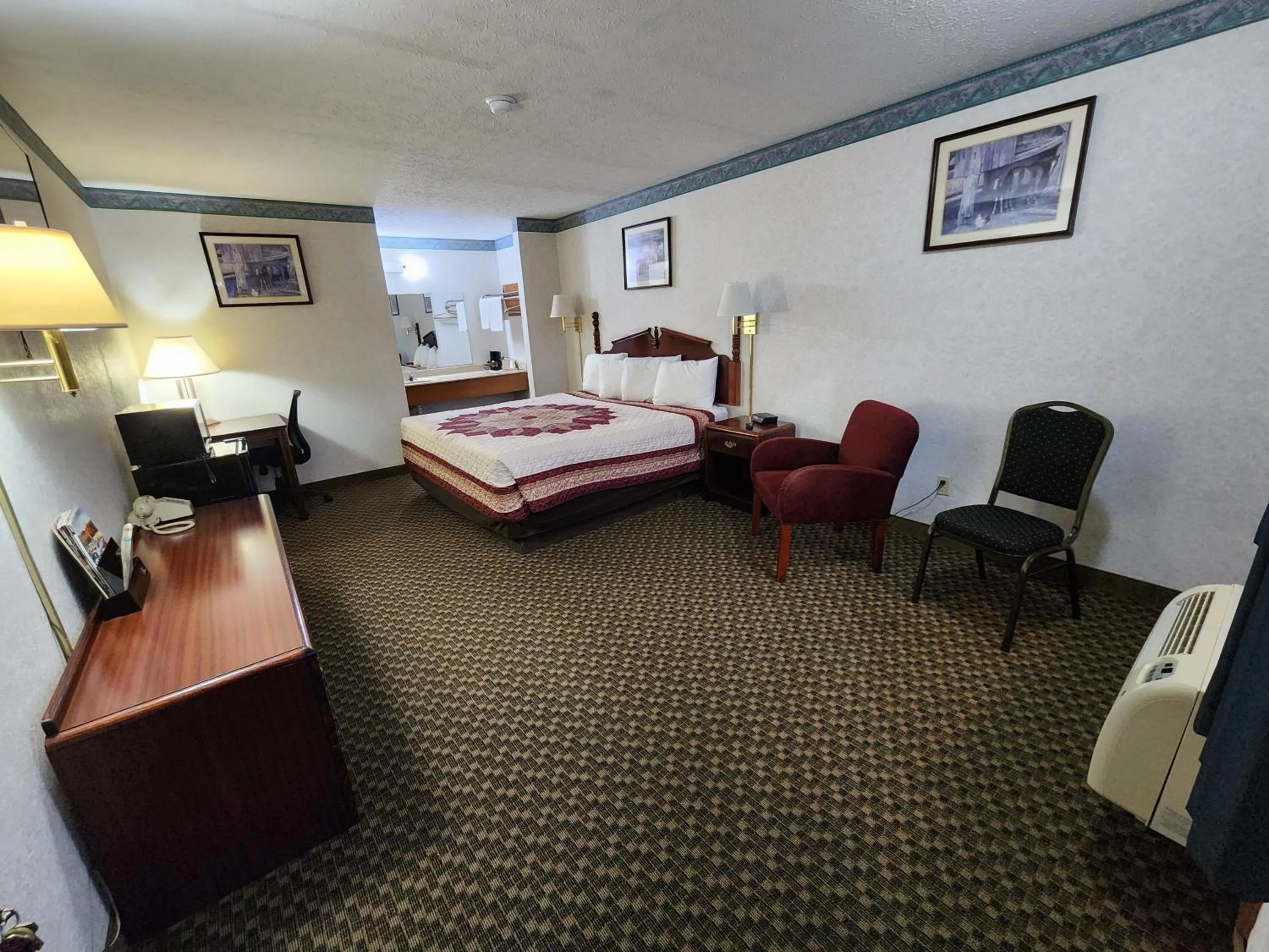 Bed in Americas Inn Bardstown