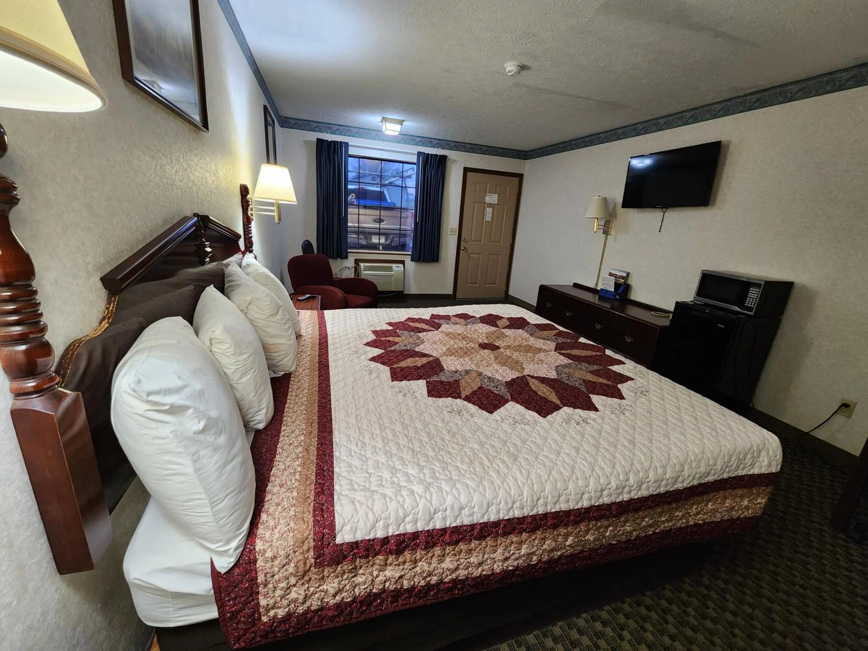 Bed in Americas Inn Bardstown