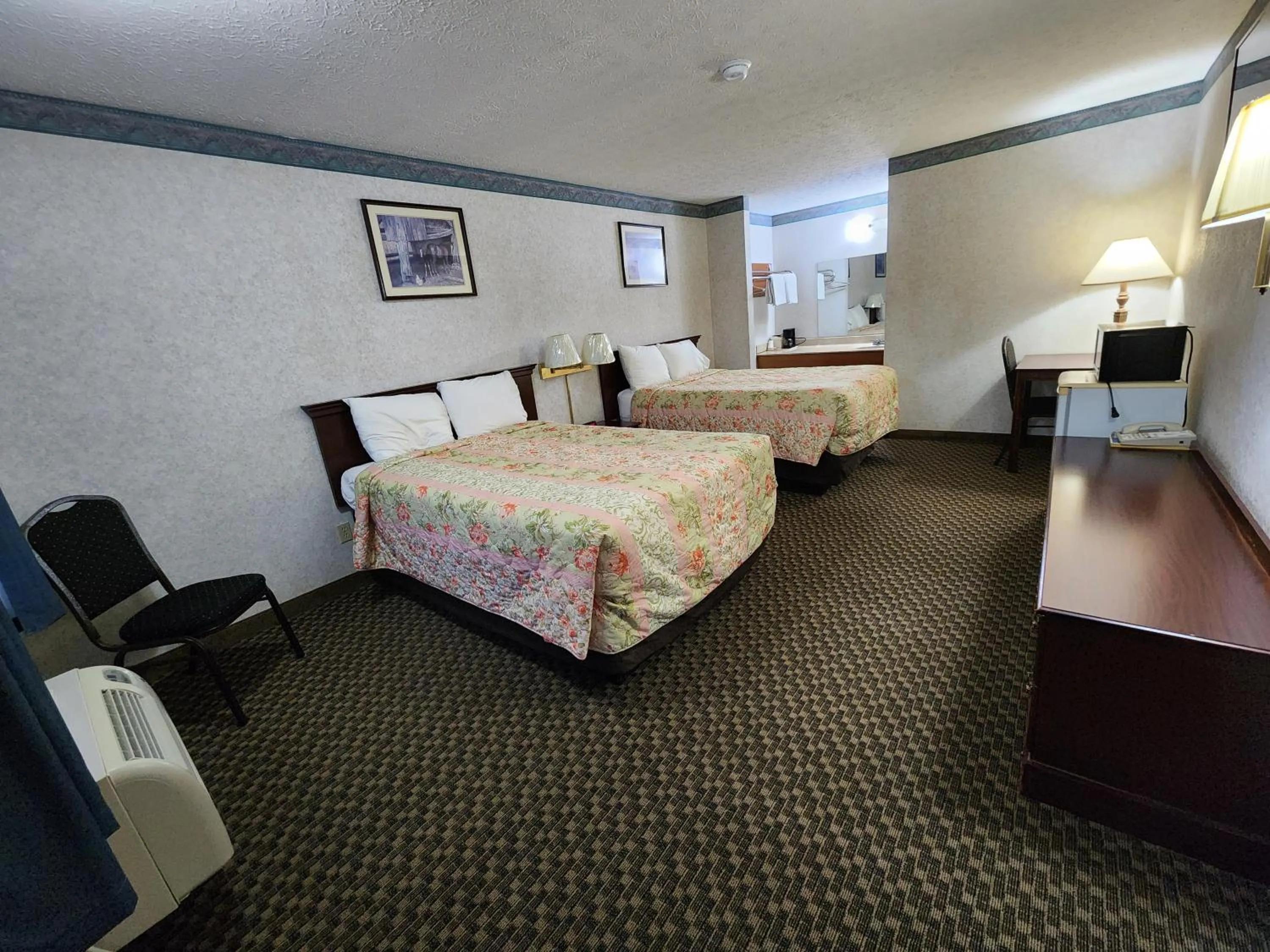 Bed in Americas Inn Bardstown