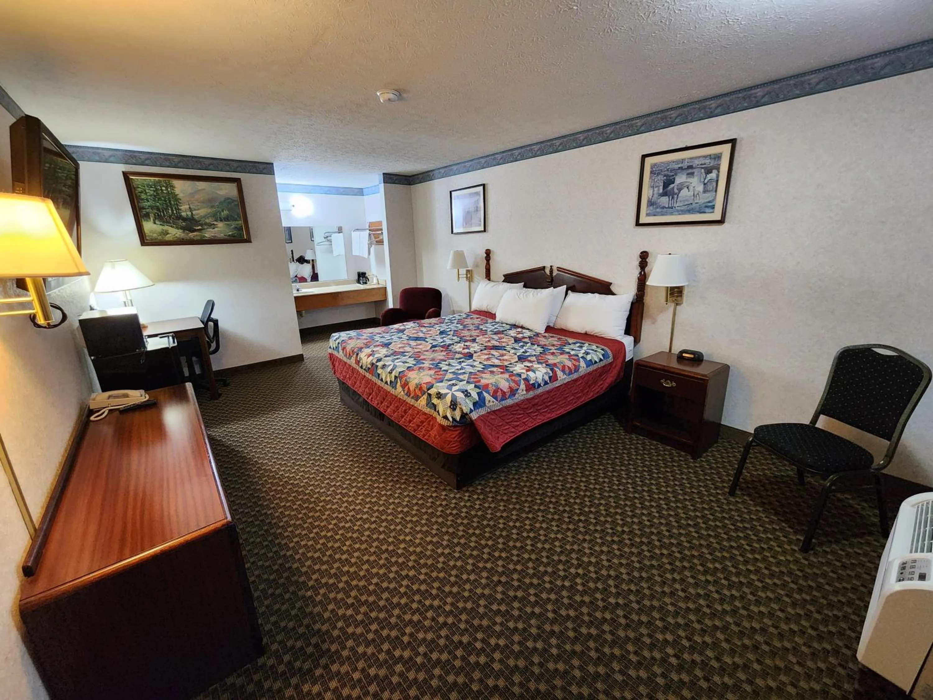 TV and multimedia, Bed in Americas Inn Bardstown