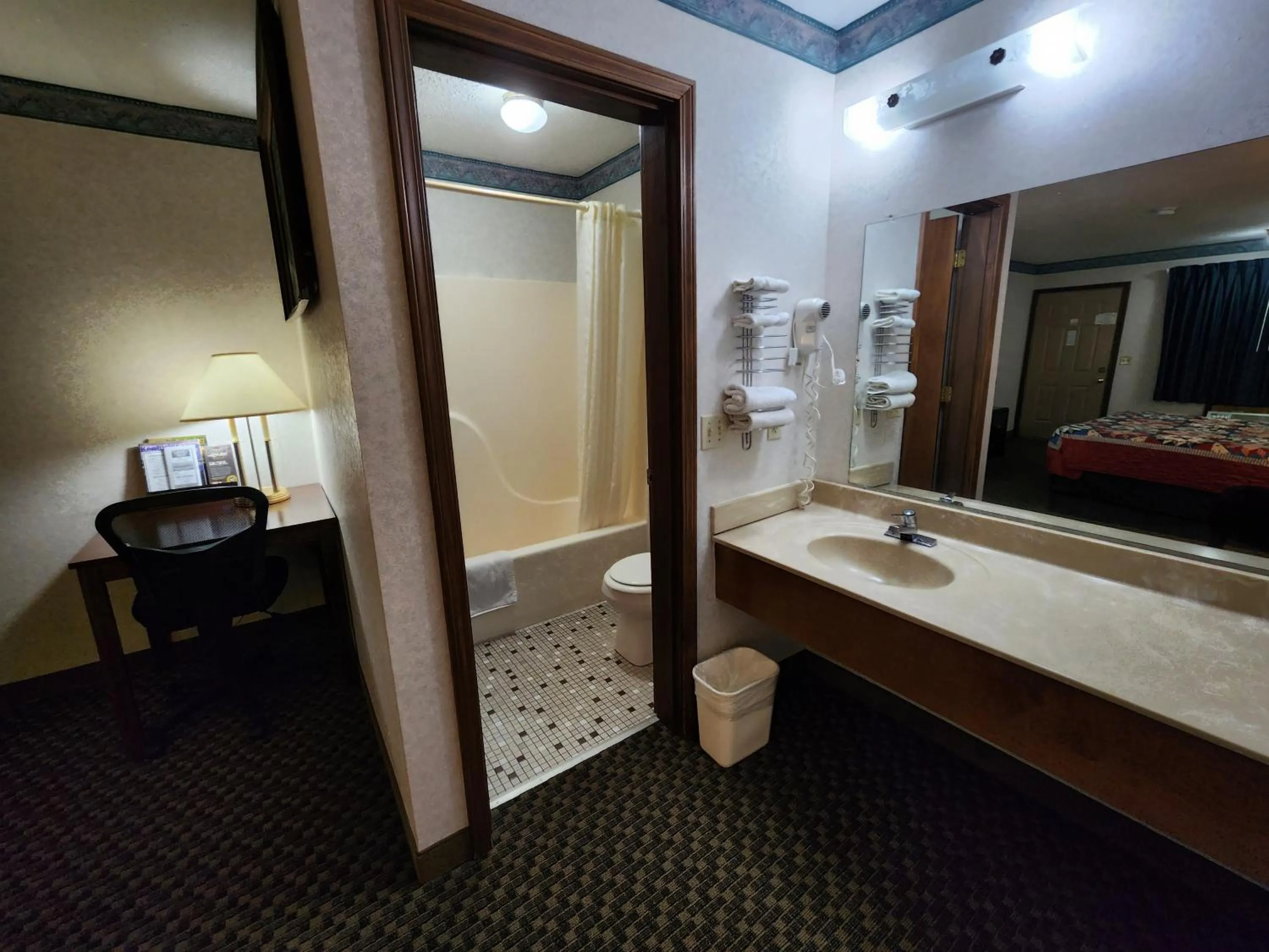 Bathroom, Bed in Americas Inn Bardstown