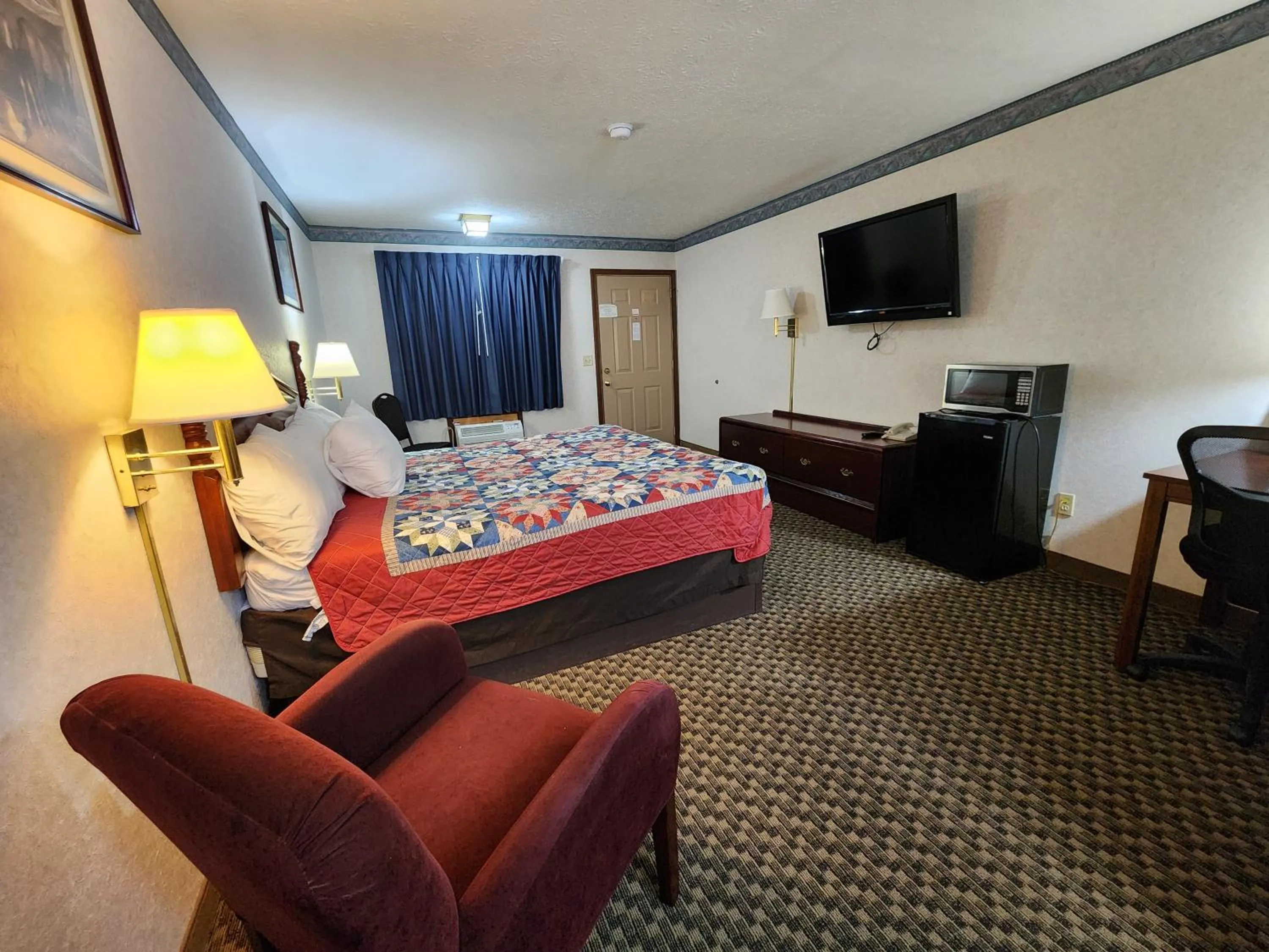 Bed in Americas Inn Bardstown