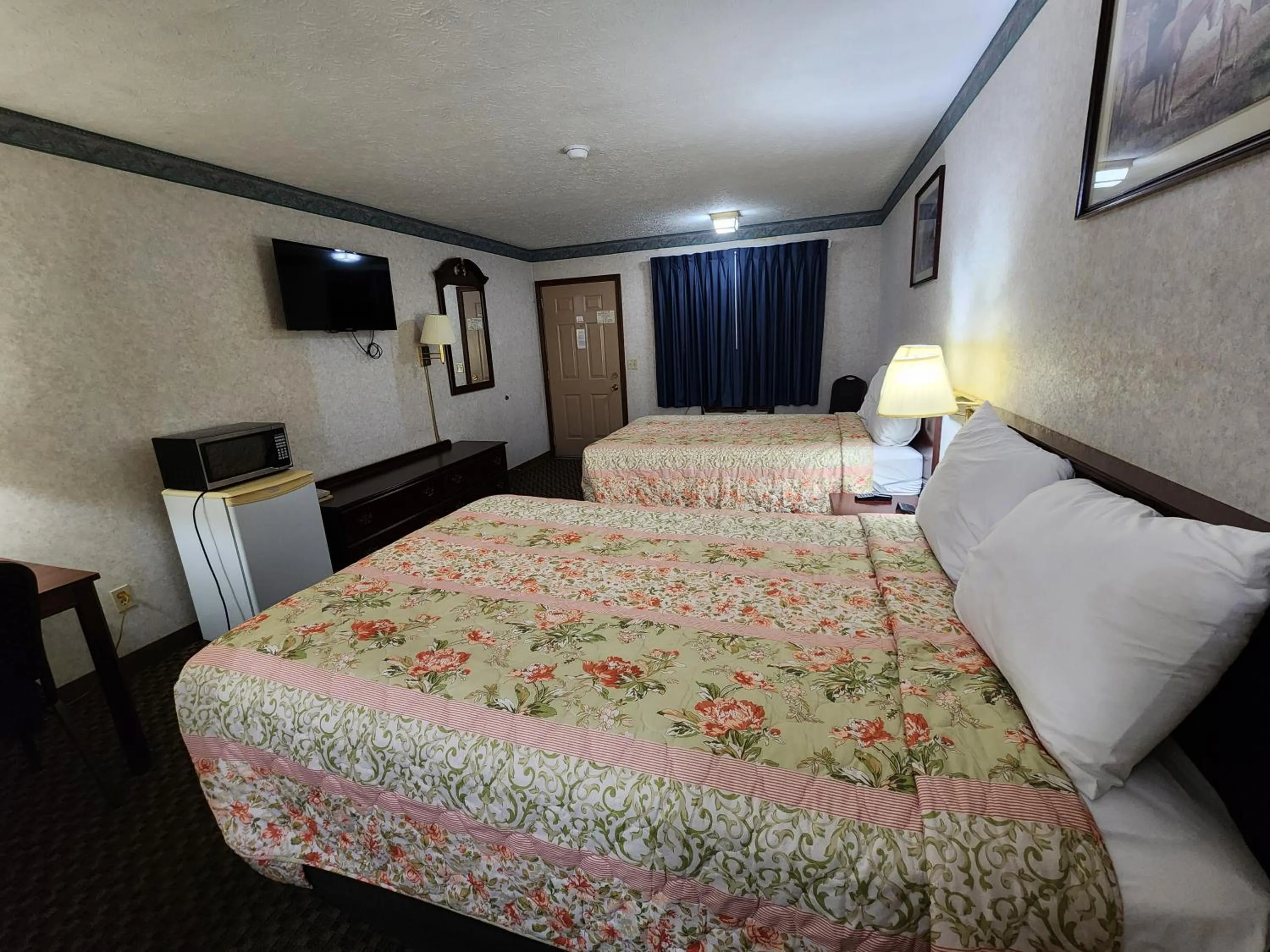 Bed in Americas Inn Bardstown