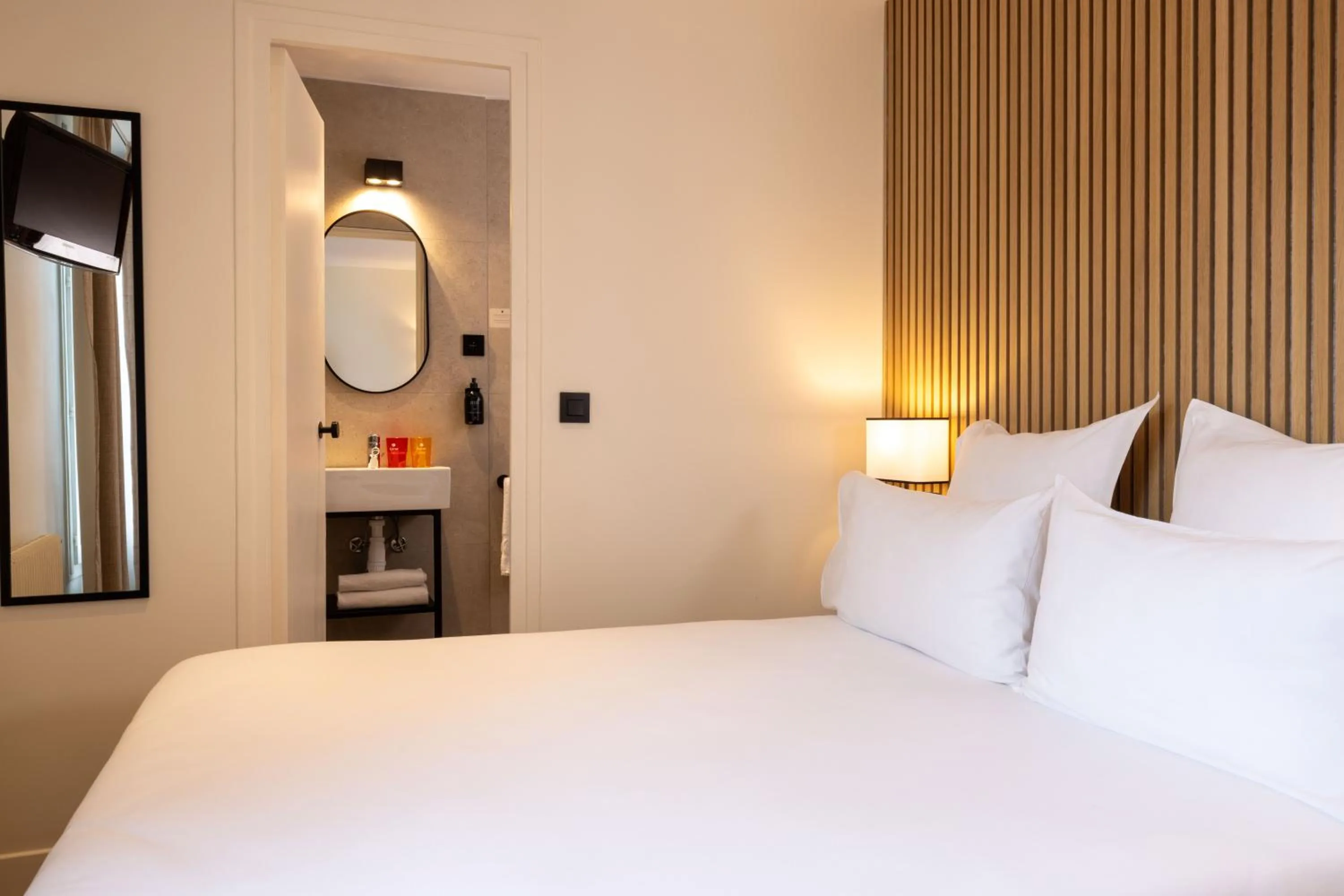 Photo of the whole room, Bed in Korner Montmartre