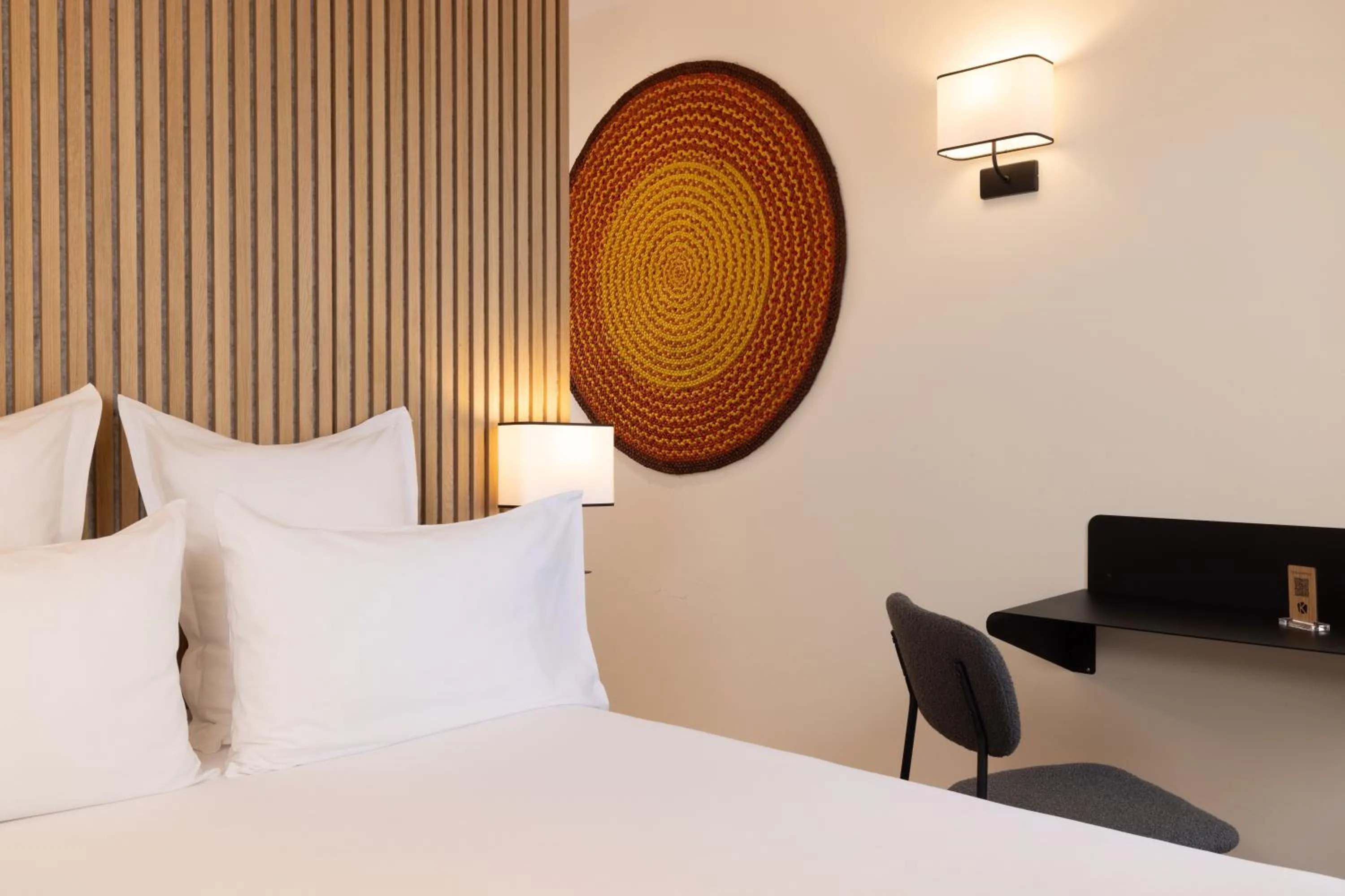 Bedroom, Bed in Korner Montmartre