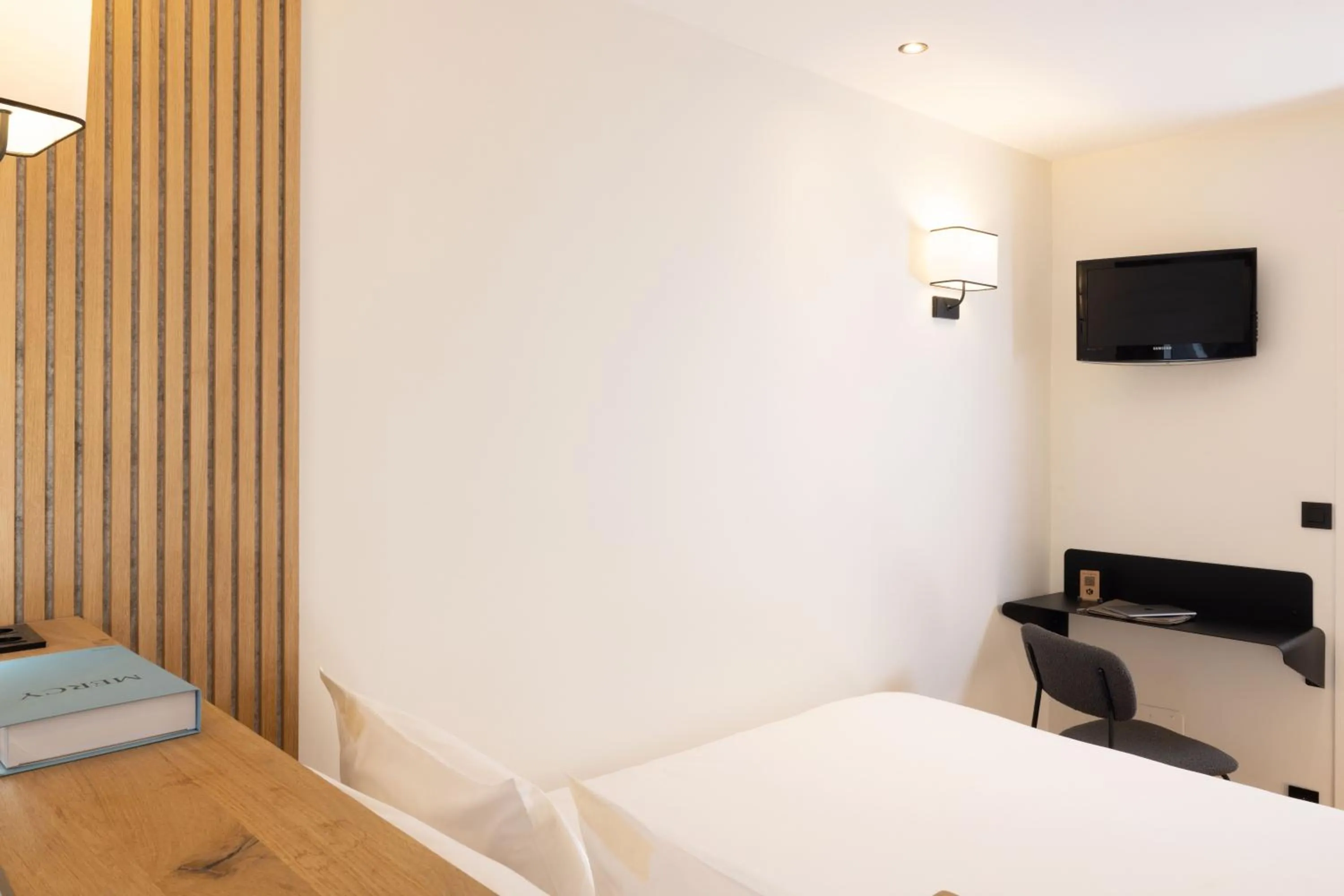 TV and multimedia, Bed in Korner Montmartre