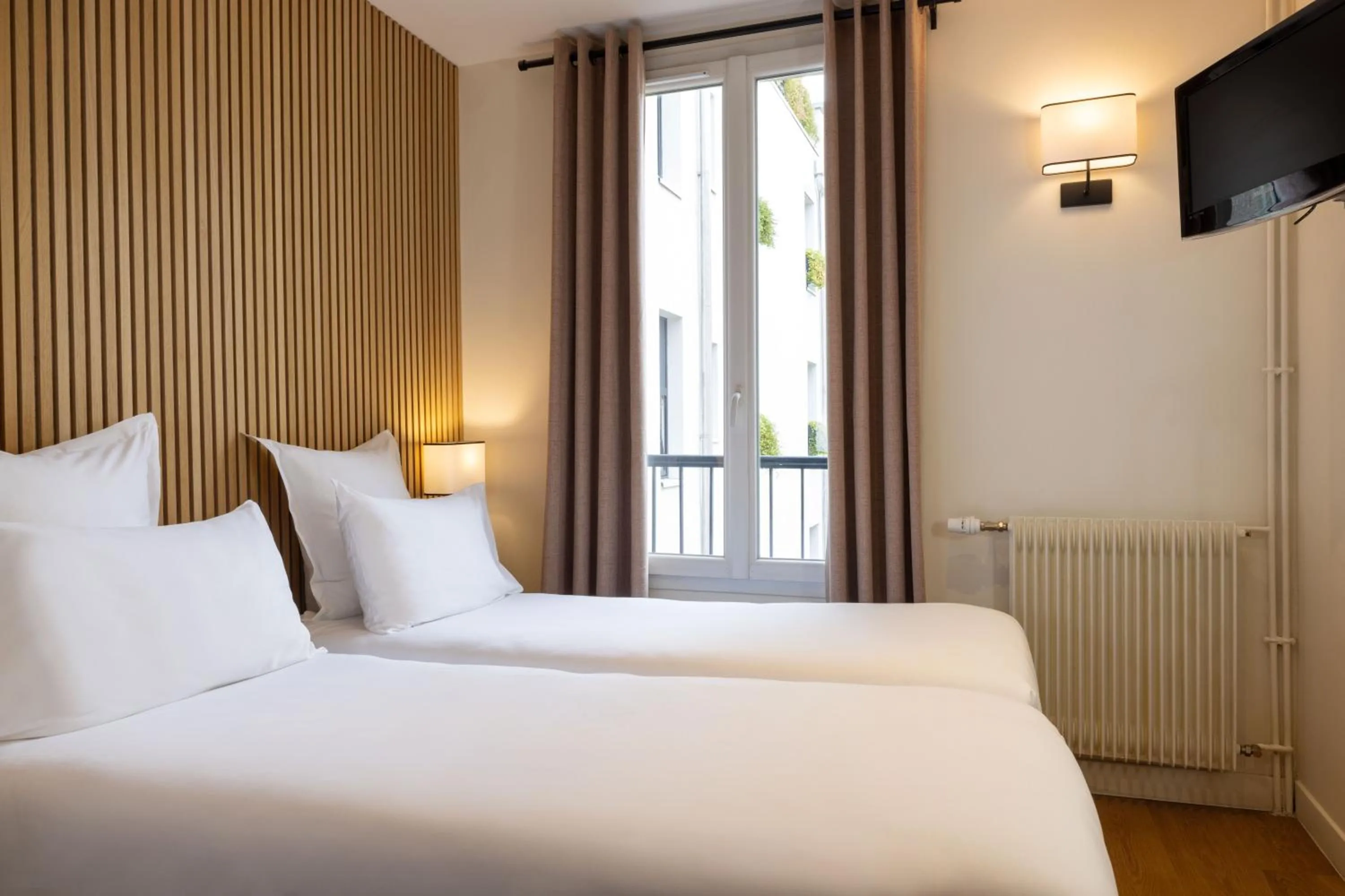 Photo of the whole room, Bed in Korner Montmartre