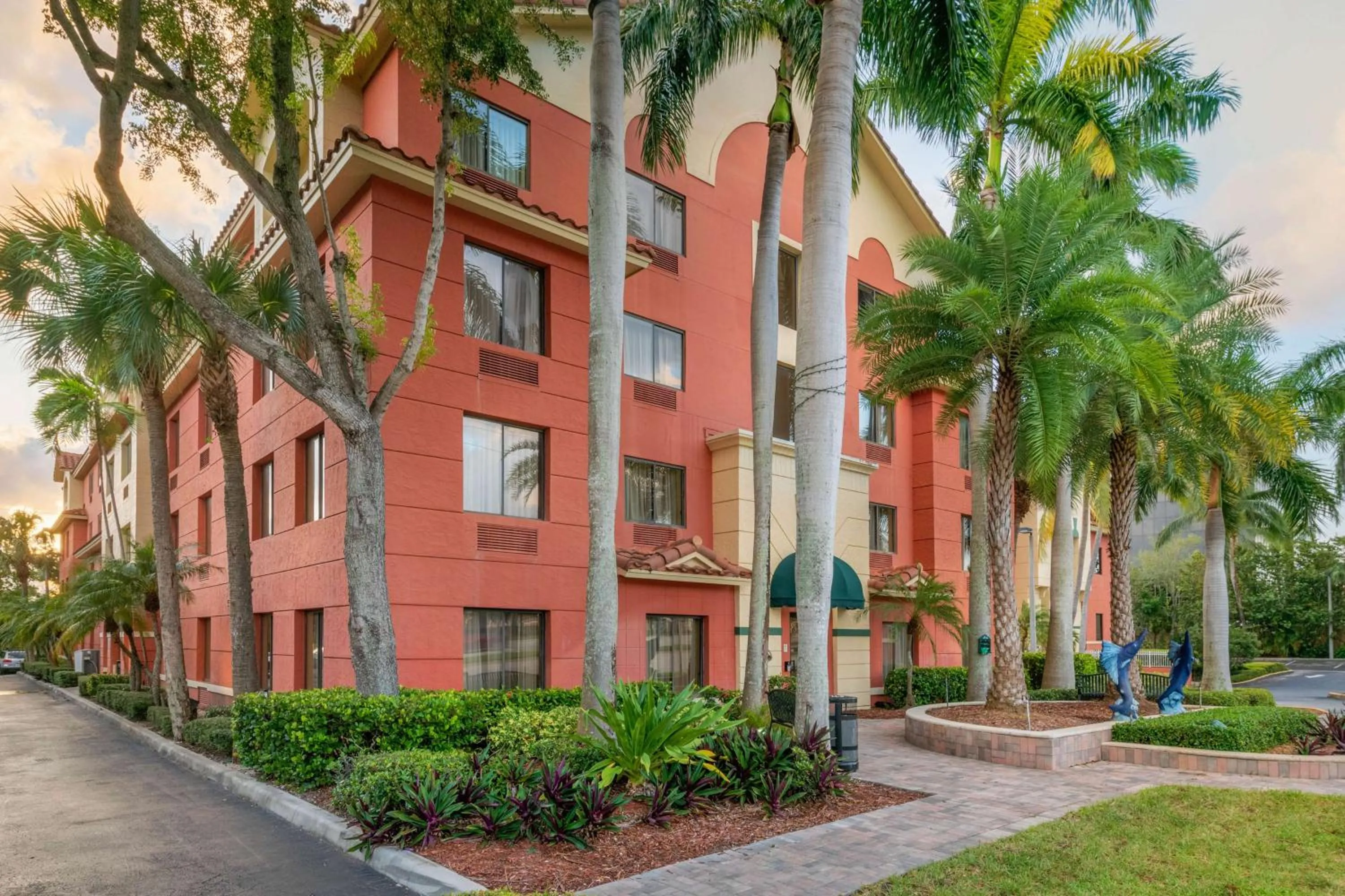 Property building in Best Western Plus Palm Beach Gardens Hotel & Suites and Conference Ct